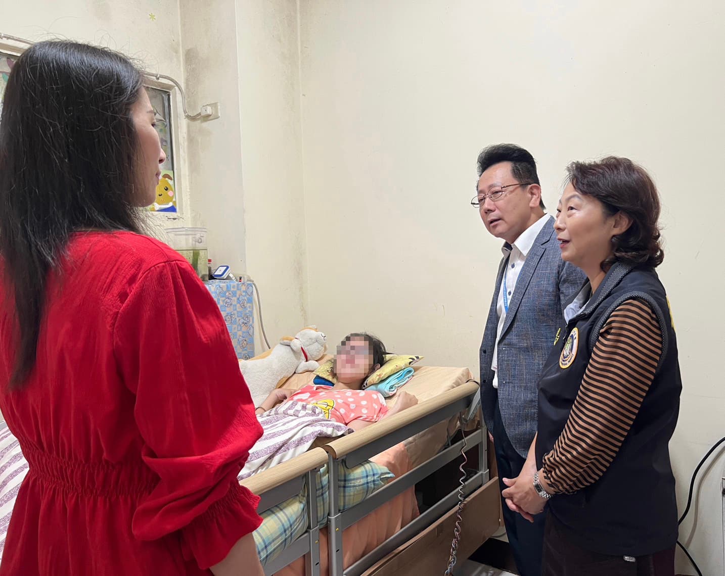 移民署與賽珍珠基金會代表誠毅公司探視罕病新二代家庭,並代轉其捐贈善款慰問。(移民署提供)