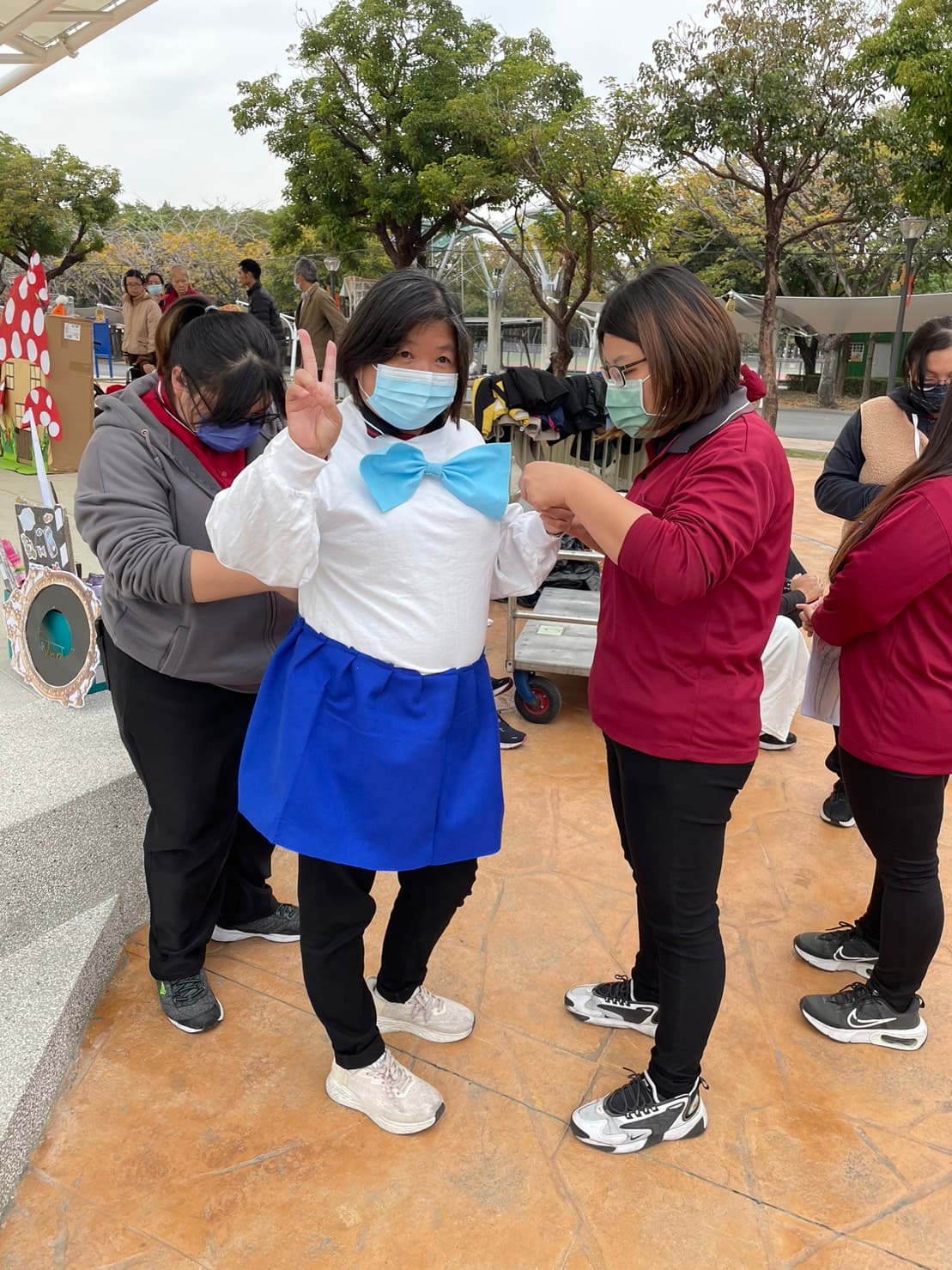 社工組長陳美霞與同仁們一起扮妝,合力協助服務對象們完成演出。(雲林身障養護中心提供)