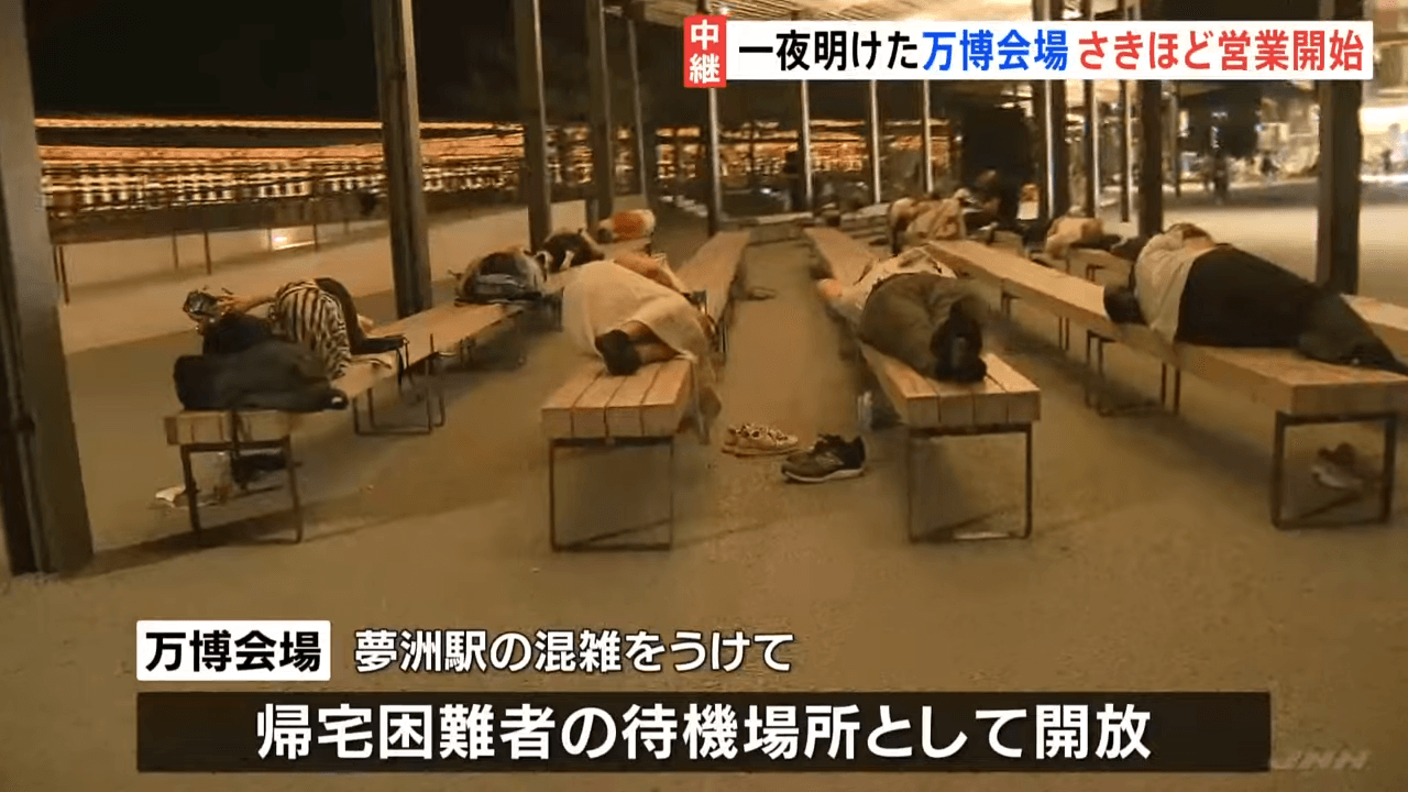 8月13日因大阪地鐵停駛,3萬名遊客被迫滯留大阪萬博會場,找到空地就直接躺下休息。(翻攝自 TBS NEWS DIG Powered by JNN YouTube)