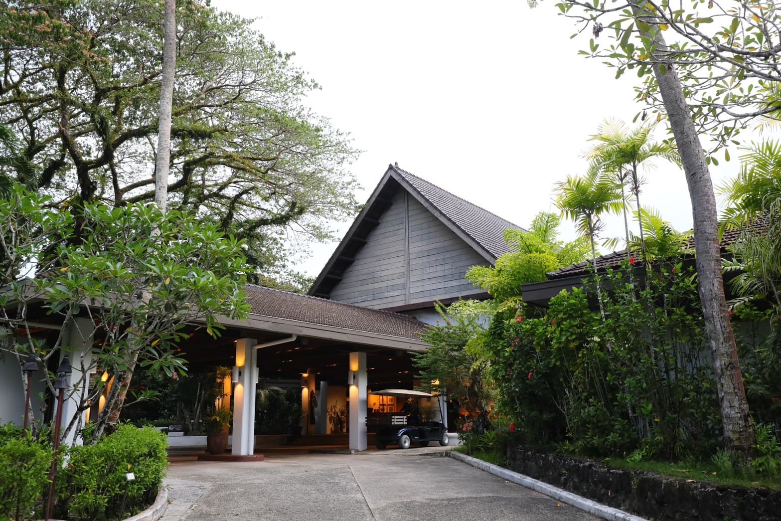 「帛琉泛太平洋度假村」(PALAU PACIFIC RESORT)是帛琉頂級五星級渡假飯店。