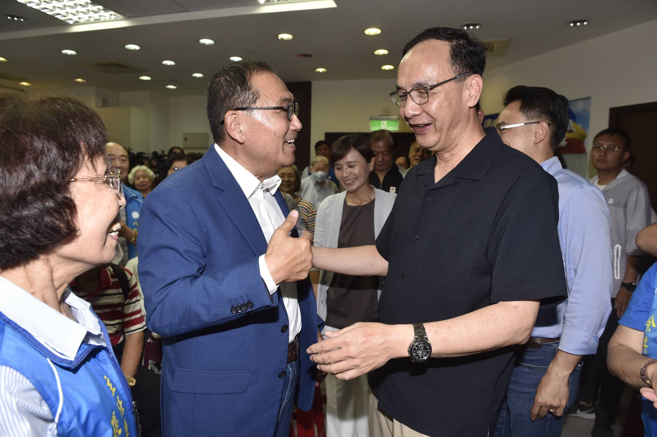朱立倫在接受聯訪時表示,侯友宜對黨內事務極為關心,並全力支持國會改革。