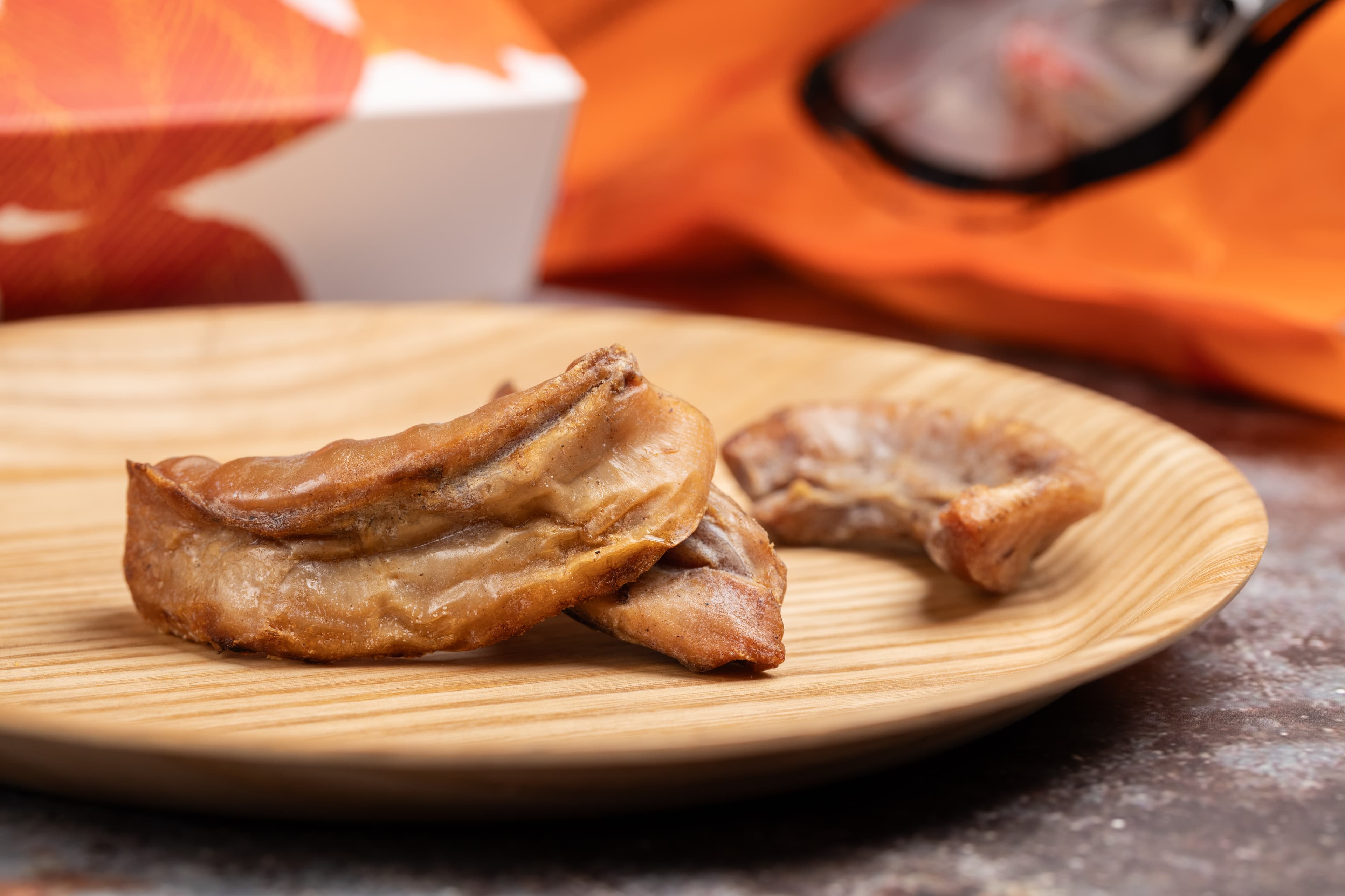 「一口烏魚腱」是魚的砂囊也就是胃,一隻烏魚只有一個,數量稀少。(500元/包)