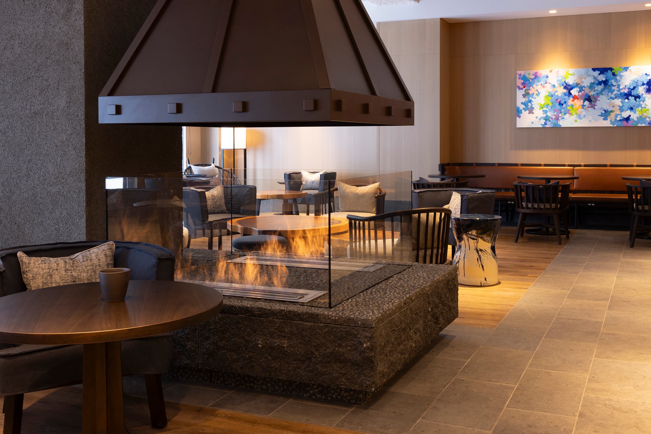 設有大型壁爐的「Buna Bar and Lounge」酒吧廊,是夜晚小酌聊天的最佳去處。(Nozo Hotel提供)