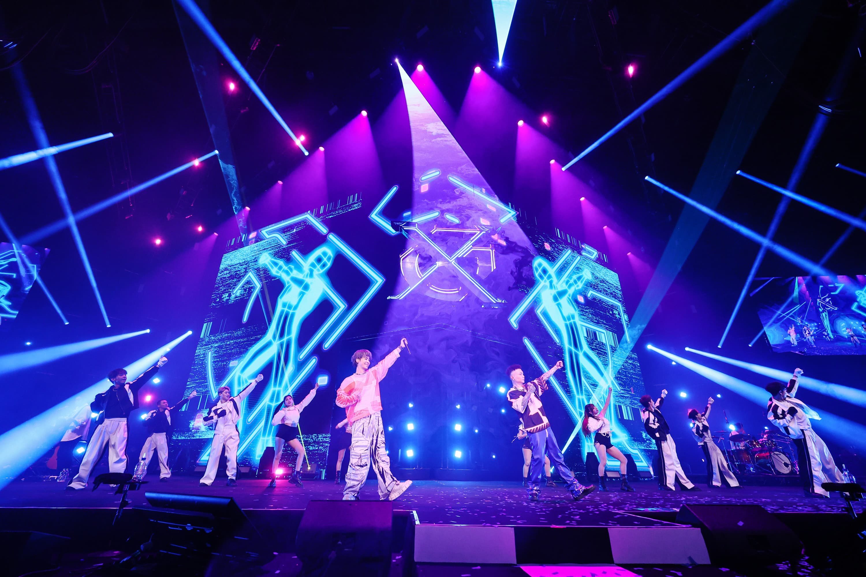 鼓鼓呂思緯與蕭秉治誠意十足帶了10位舞者+5人編製band。(相信音樂提供)
