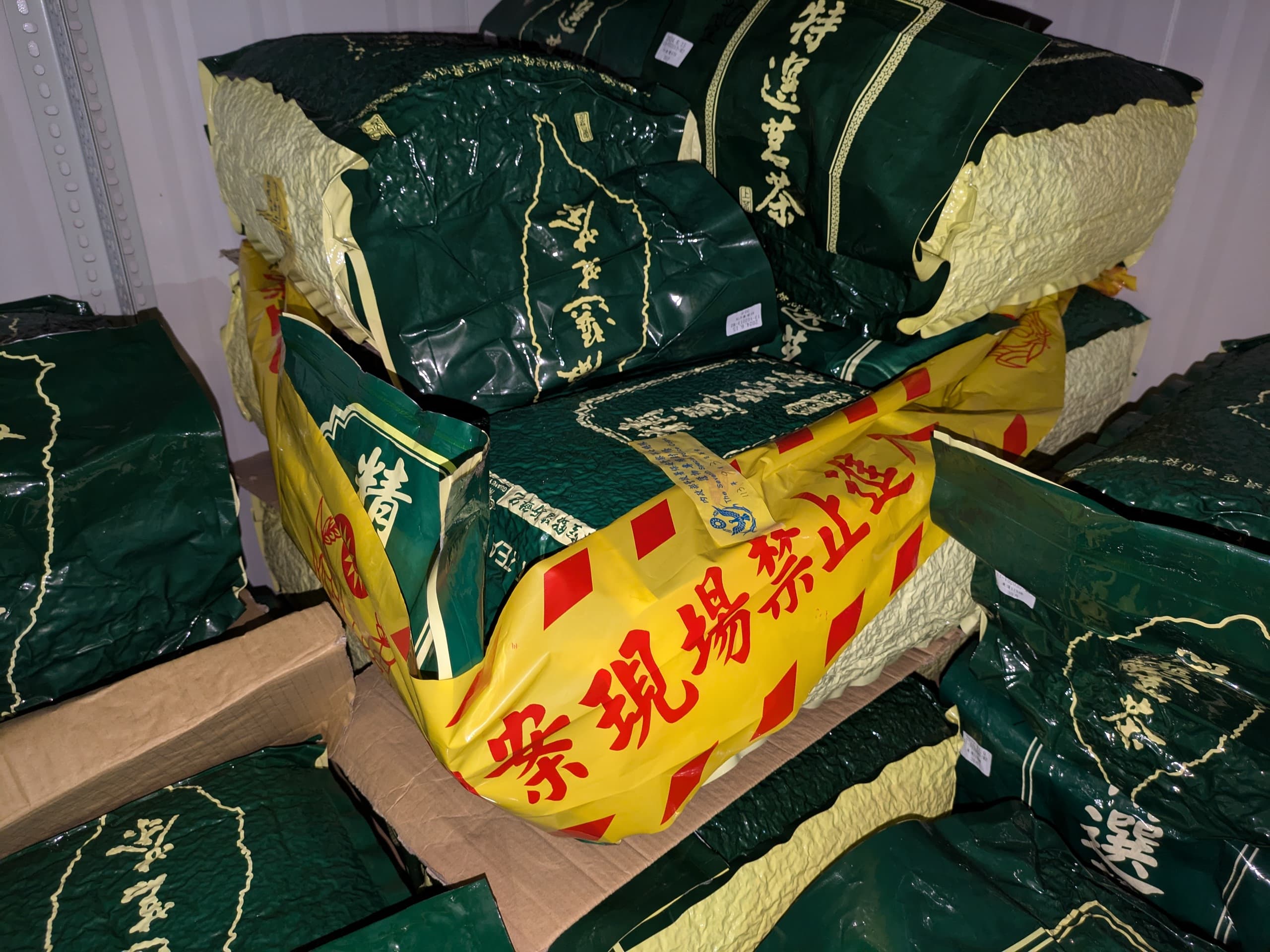 警方至南投鹿谷茶行執行搜索,查扣假冒金萱茶的越南進口茶葉。(翻攝畫面)