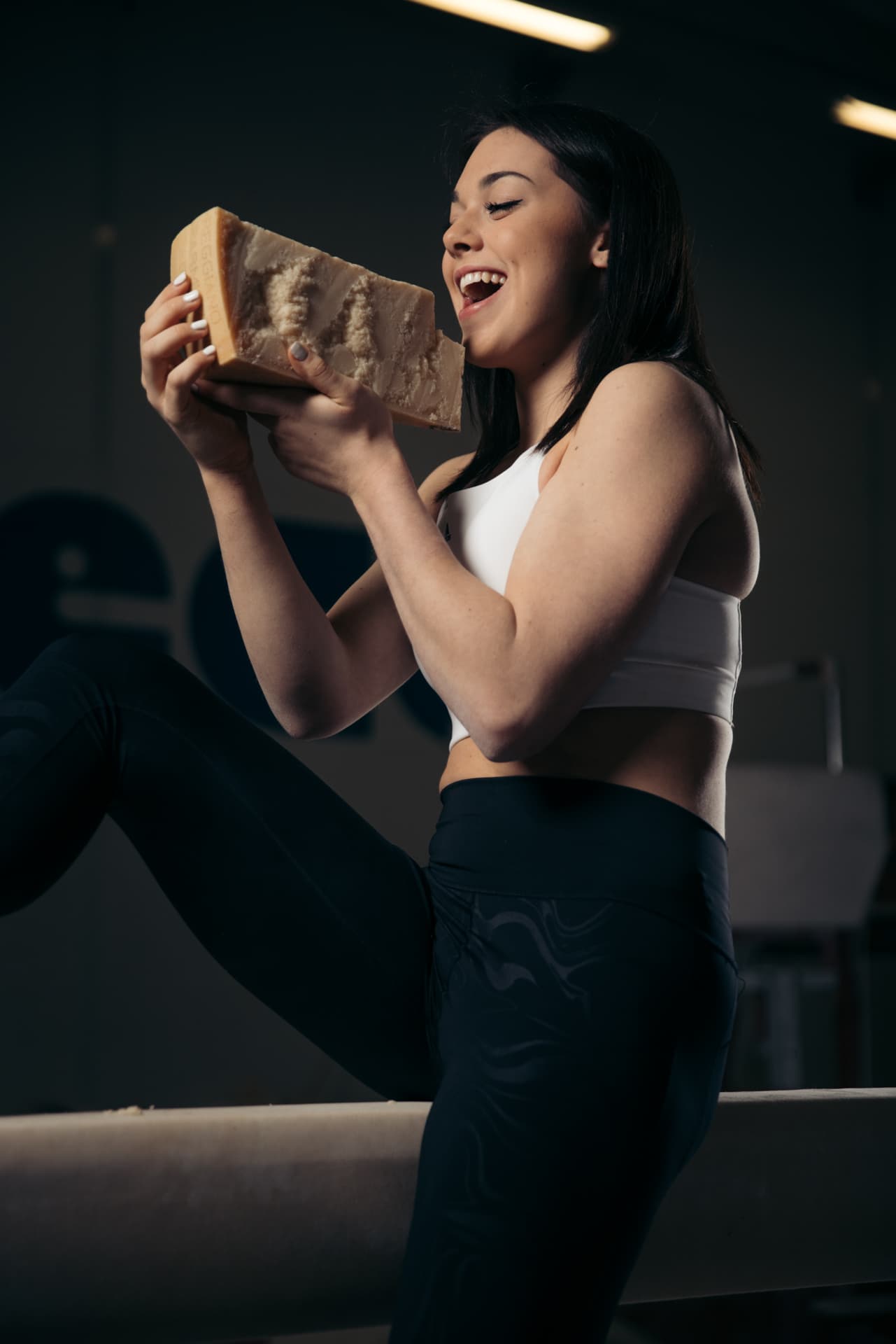 維拉大啖帕瑪森起司宣傳。（翻攝自PARMIGIANO REGGIANO；作者GABRIELE SEGHIZZI）