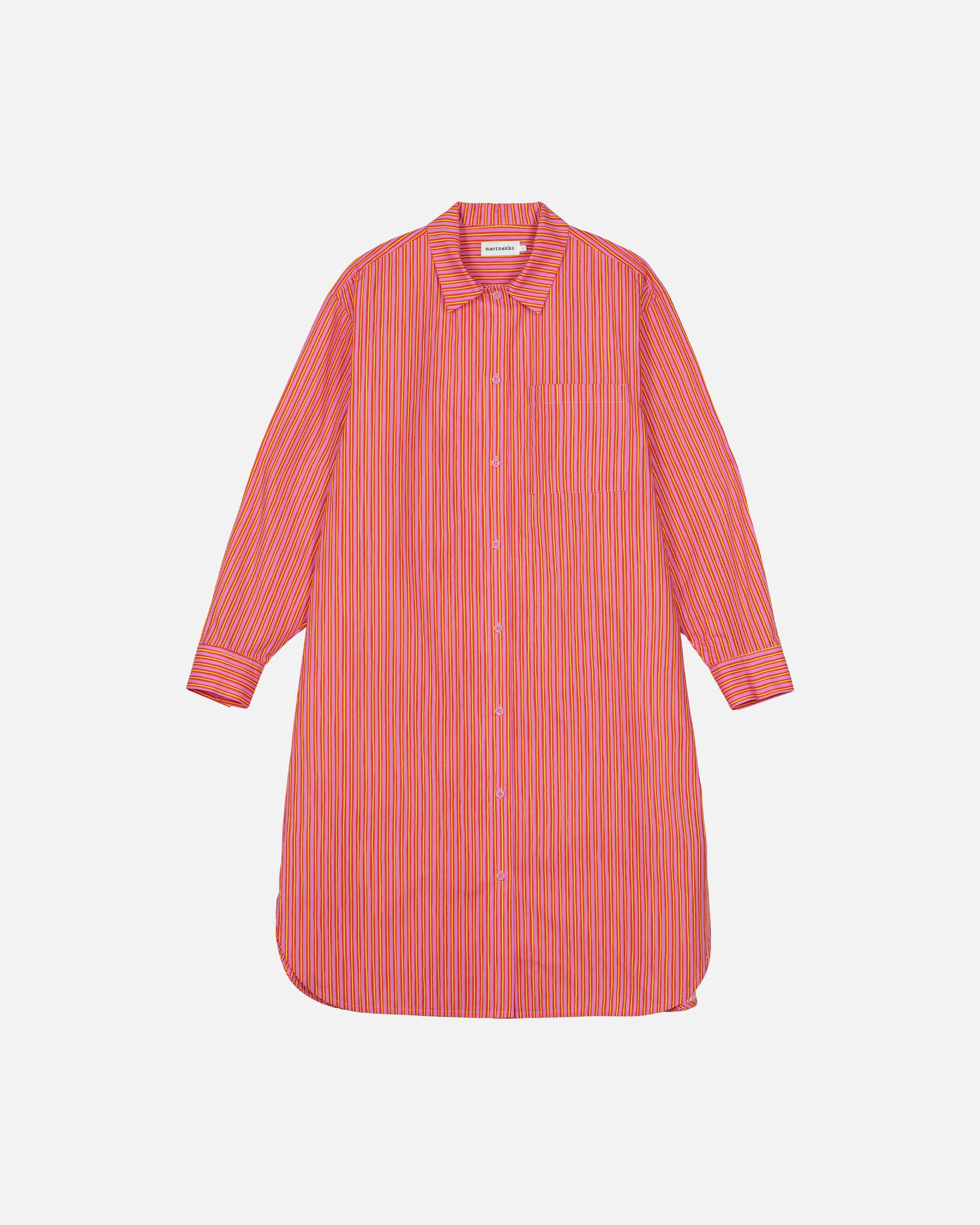 Laila Gohar × Marimekko聯名合作系列莓果紅細條紋長袖襯衫式洋裝。NT$10,900(俊思提供)