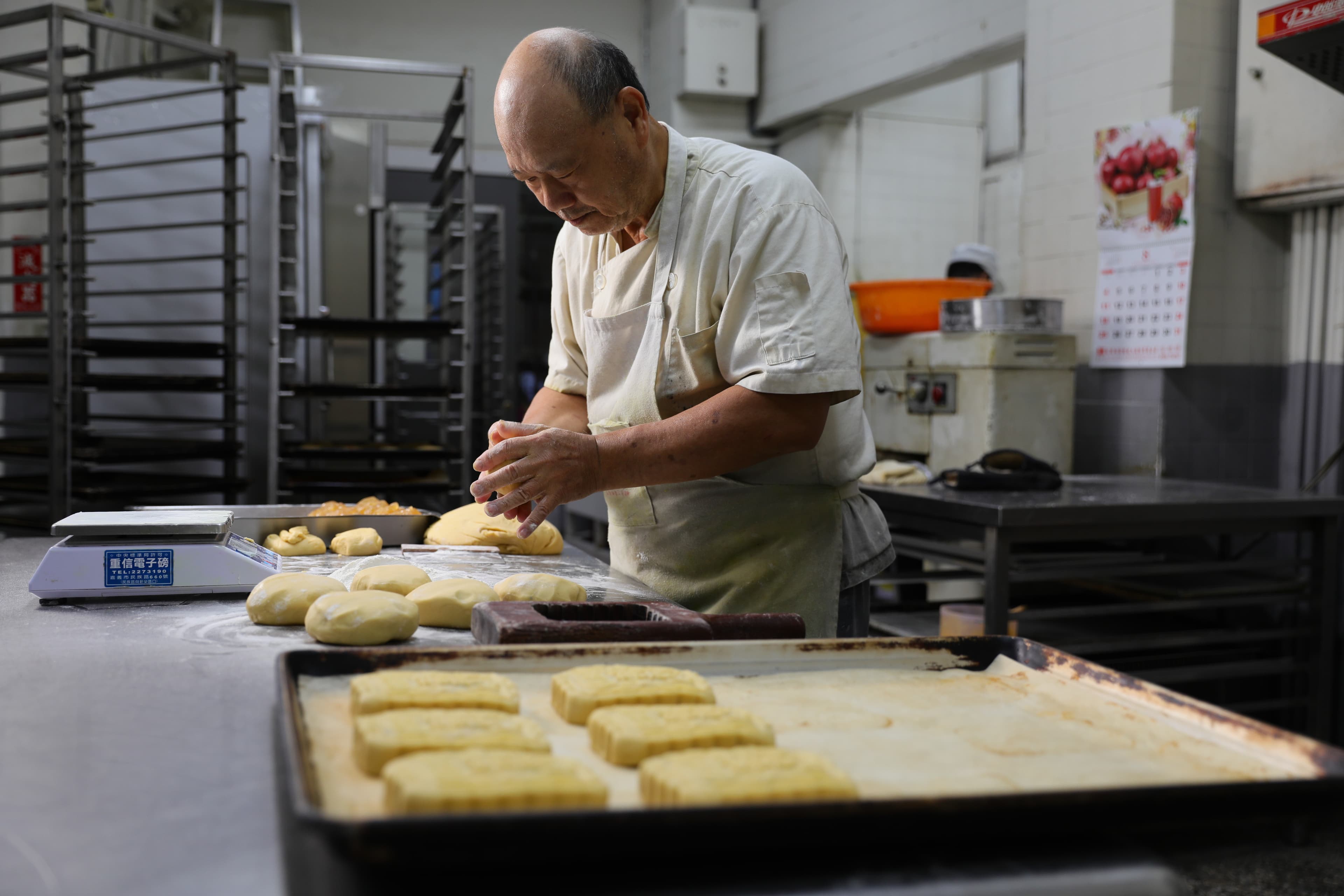 在新台灣餅舖已有30年的老師傅，製餅功力深厚。