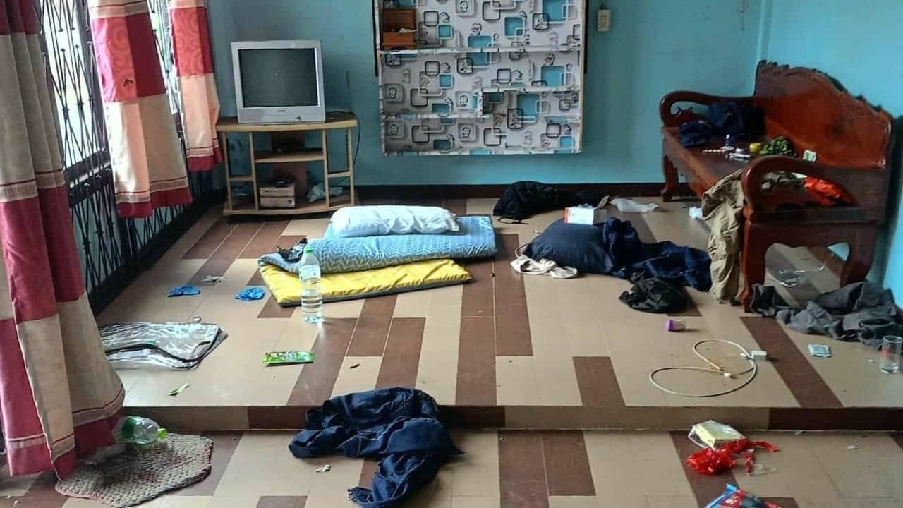 蘇拉辛請鄰居代為查看,結果發現屋內一片狼藉,垃圾堆滿屋內外。(翻攝自臉書)