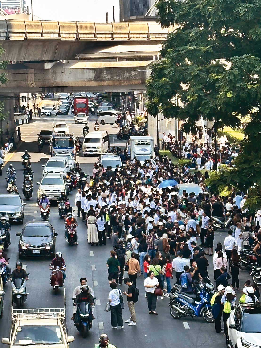強震過後,曼谷民眾紛紛逃出屋外避難,難掩驚恐。(讀者提供)
