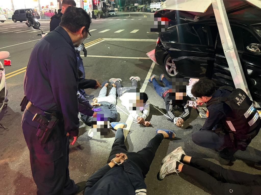 警方將駕車逃逸嫌犯逮捕,壓制在地上銬後,帶回警局偵訊。(翻攝畫面)