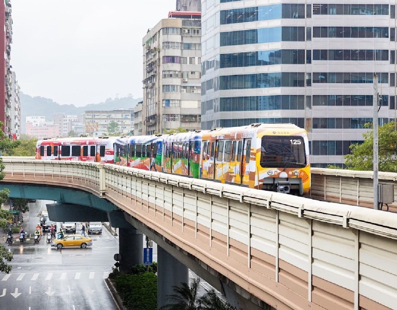 北捷一口氣推出3部彩繪列車,慶祝大巨蛋啟用。(台北市政府提供)