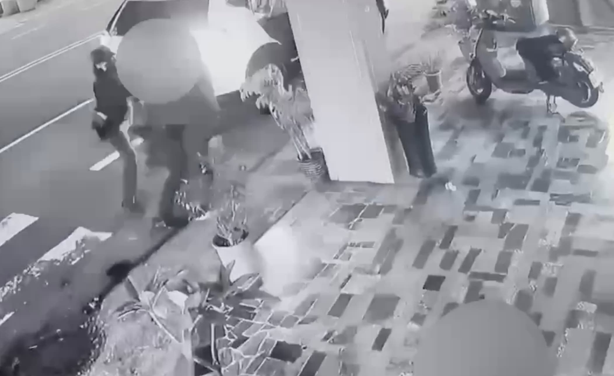 遭砍女警(左)忍痛壓制偷襲男子。(翻攝畫面)
