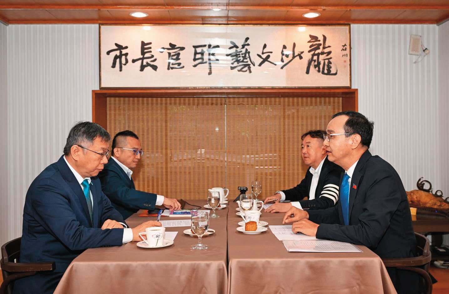 江俊霆(右後)被譽為「點子王」,去年總統大選藍白協商期間,朱立倫(右前)派他作為與白營溝通的橋樑,受重視度可見一斑。(翻攝朱立倫臉書)