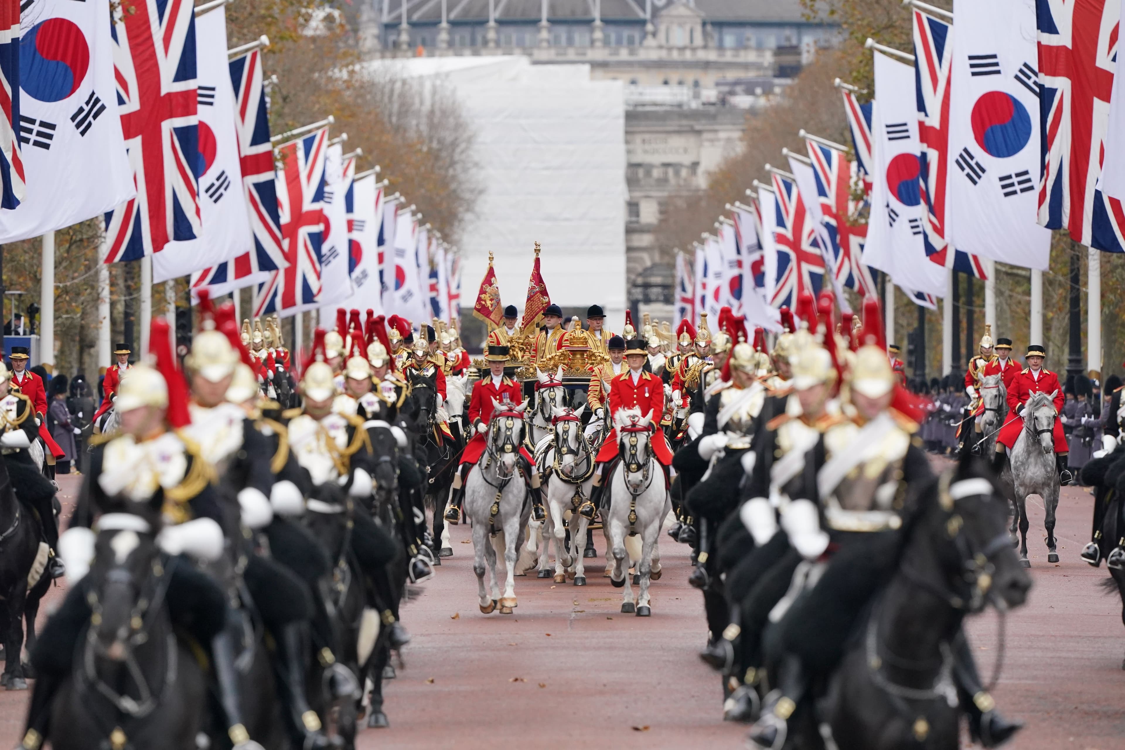 現場掛滿英國與南韓的國旗。(翻攝X @RoyalFamily)