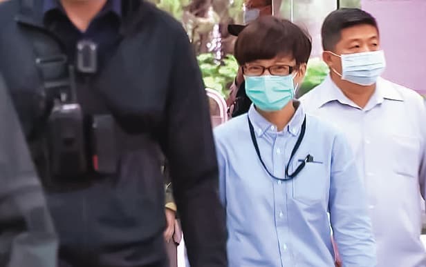 橘子許芷瑜(左)上月趁北檢對她發布通緝並註銷護照前,急忙從日本轉飛澳洲藏匿,專案小組正透過管道緝拿她到案。