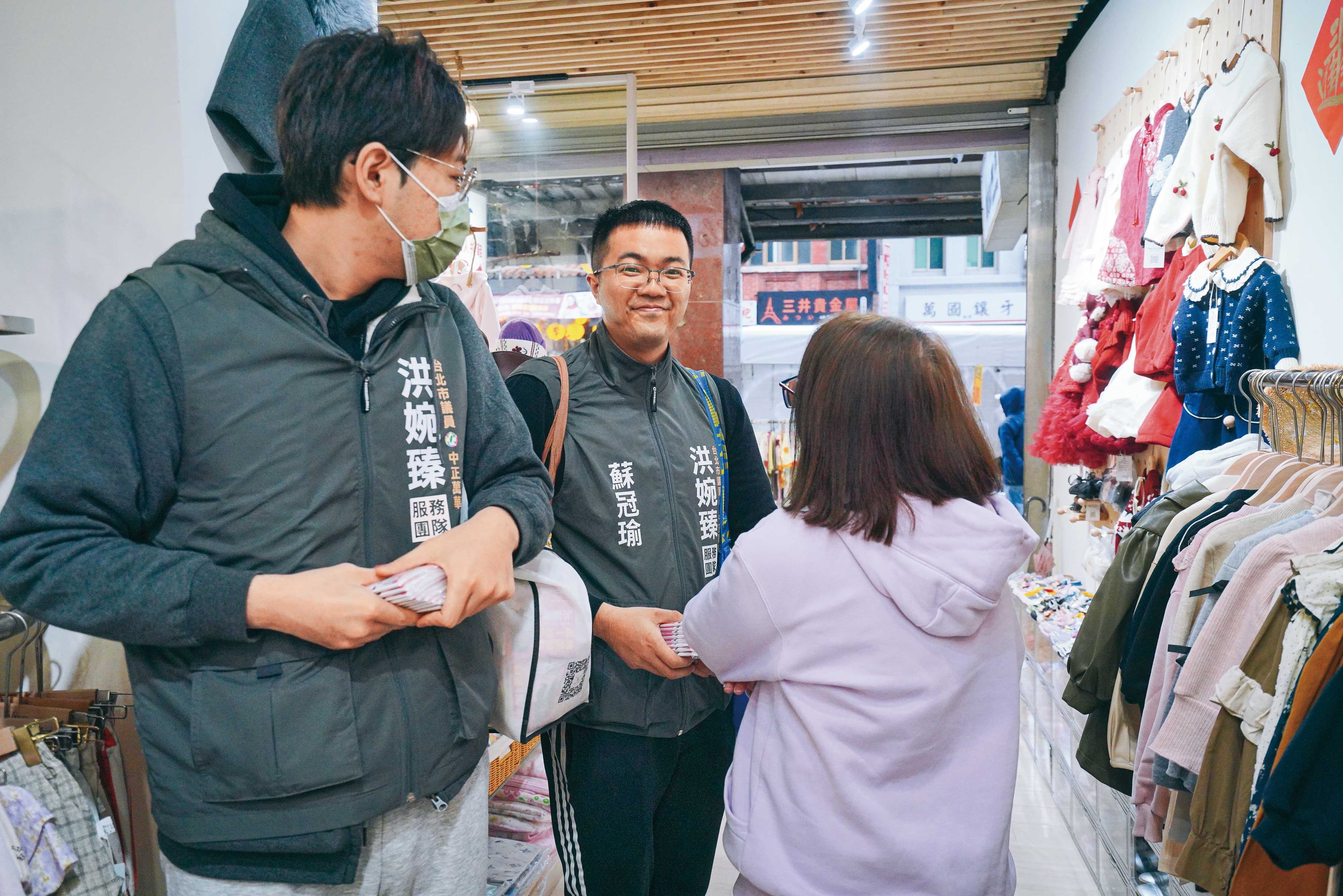 吳珮瑄的老公蘇冠瑜(中)起初也在店裡幫忙,但只做3個月就覺得無聊,現是萬華區市議員洪婉臻的助理。