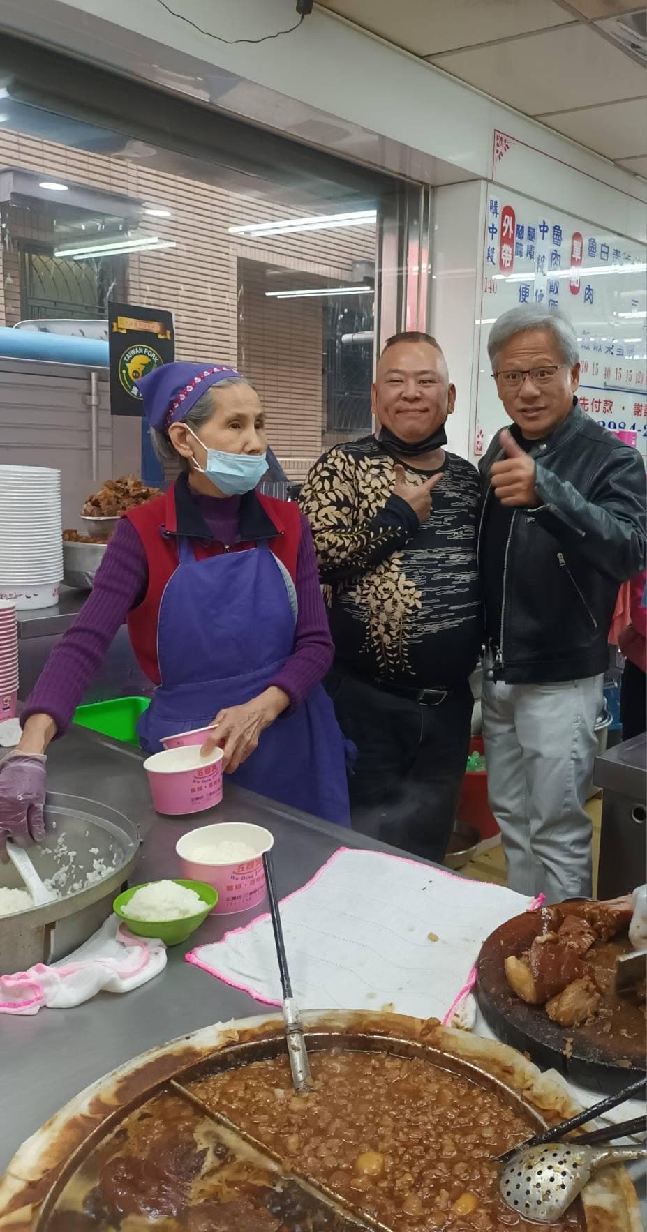 AI教父黃仁勳曾到三重的五燈獎豬腳滷肉飯。（翻攝自五燈獎豬腳魯肉飯臉書）
