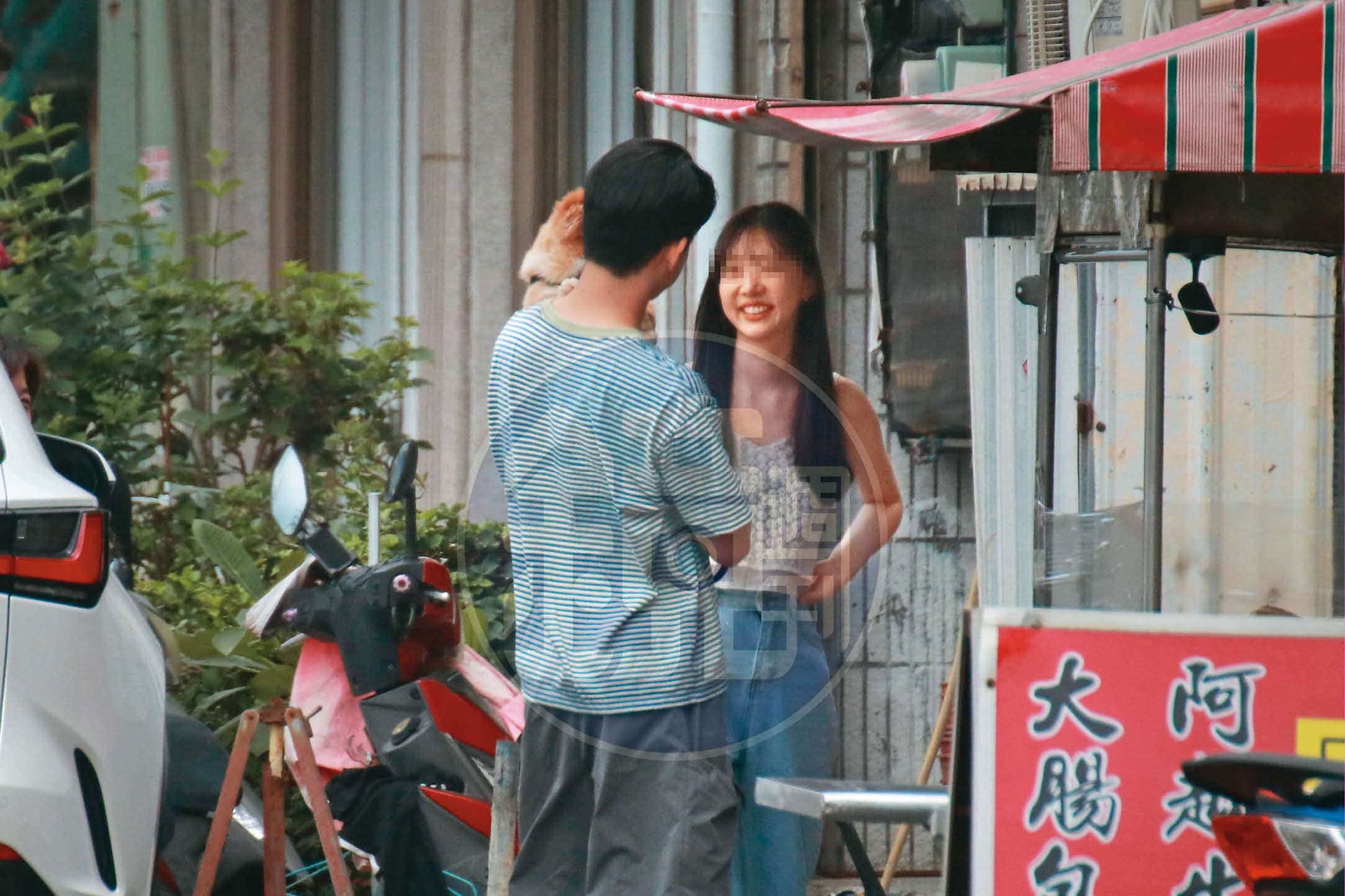 本刊直擊,許芊芊和老公婚後幸福,放假常一起外出遊玩。
