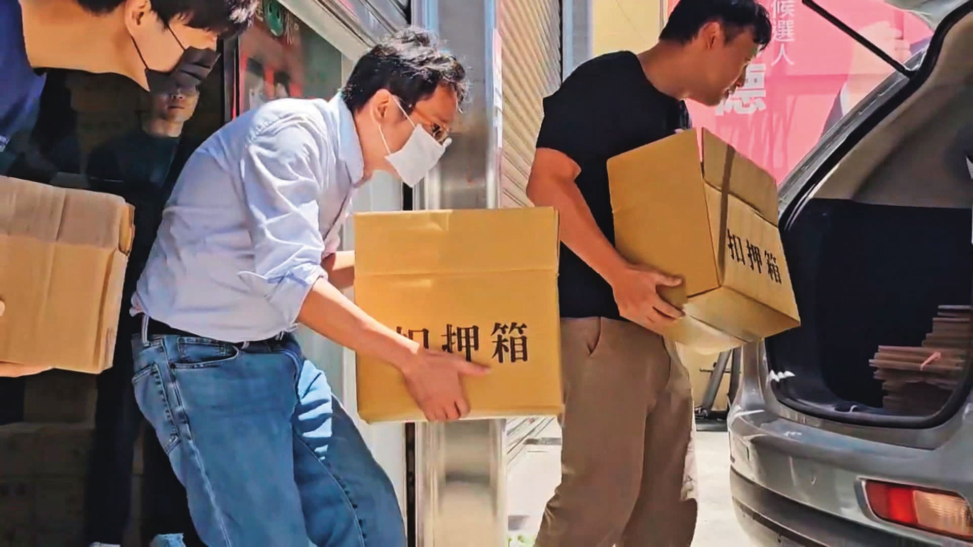 台南地檢署偵辦助理費案8月21日至林宜瑾台服務處搜索,查扣關鍵內帳。(鏡新聞提供)