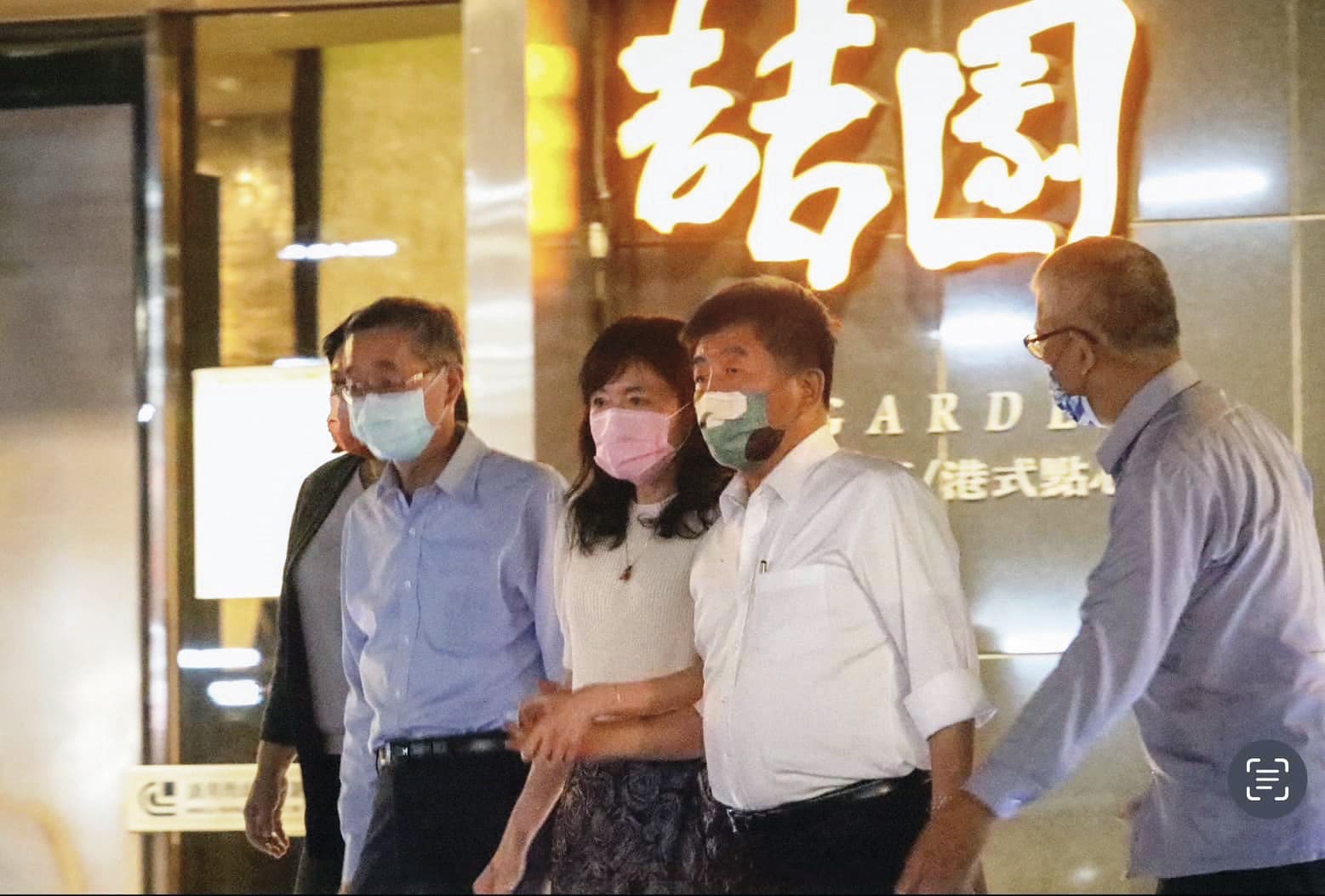 黃國昌指揮狗仔隊長期跟監府院黨高層,時任台北市長候選人陳時中與醫生夫婦等友人聚餐也遭偷拍。(翻攝徐巧芯臉書)