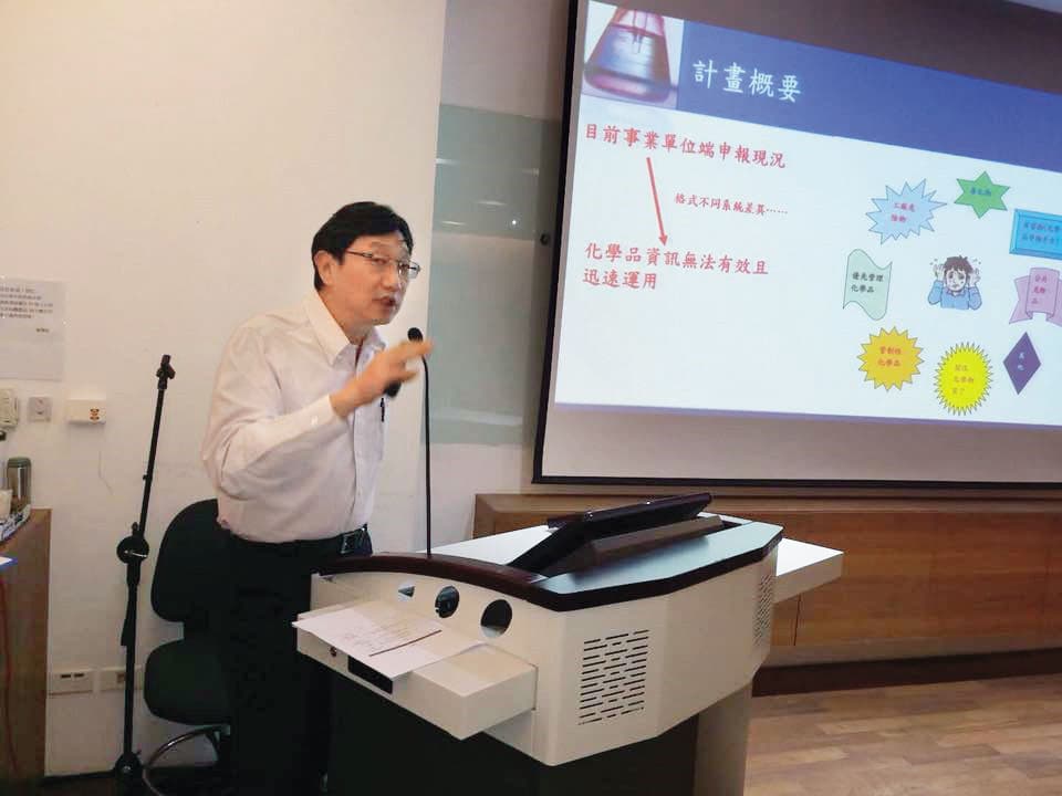 張振平擁有台大博士學位,經常四處演講授課。(翻攝張振平臉書)