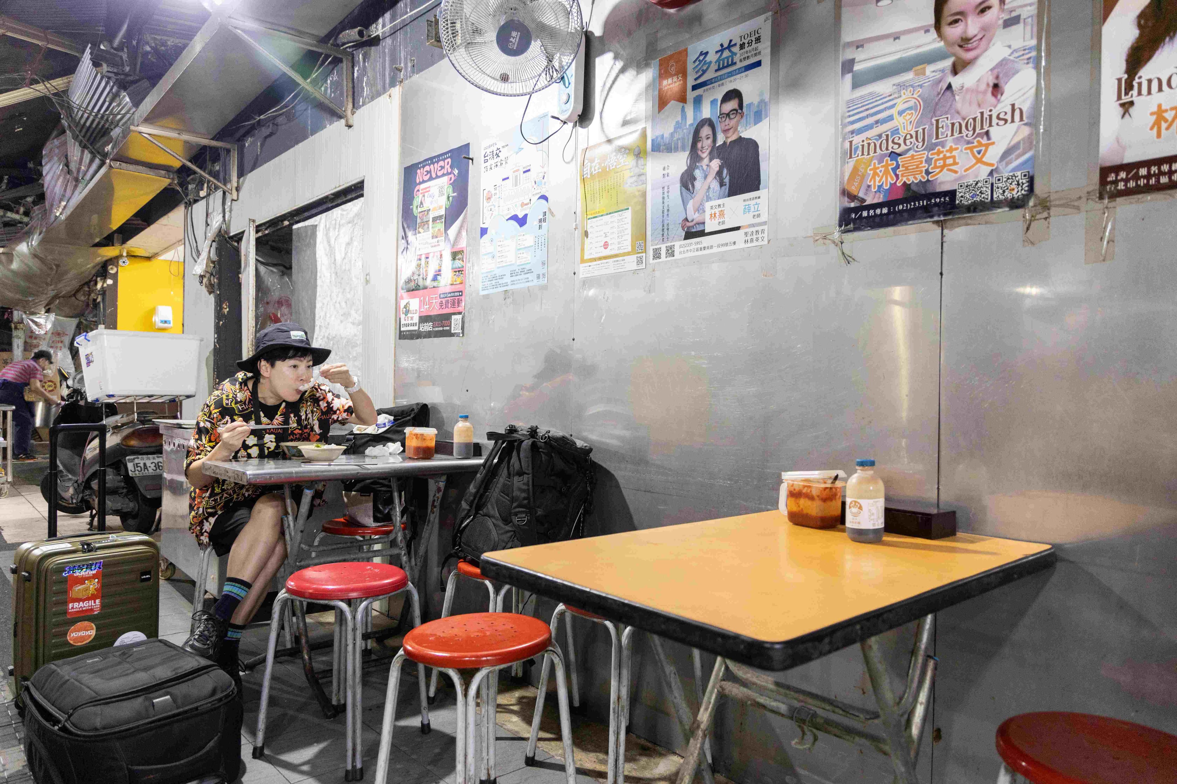 穿過店頭往裡走,有擺兩張桌子,但轉個彎還藏著一個用餐空間。