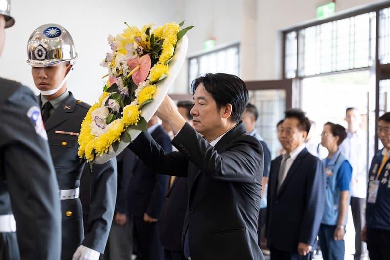 賴清德抵達金門後,首先前往太武山忠烈祠擔任主祭,向將士們上香、獻花、獻禮。(總統府提供)