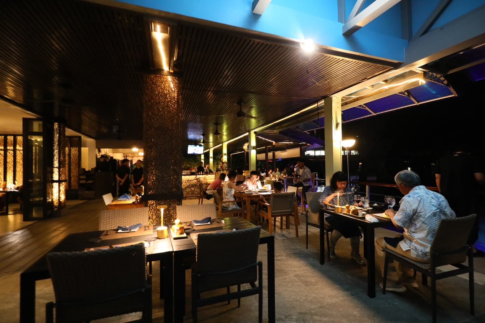 即使是平日晚間,Elilai Seaside Dining依然高朋滿座。