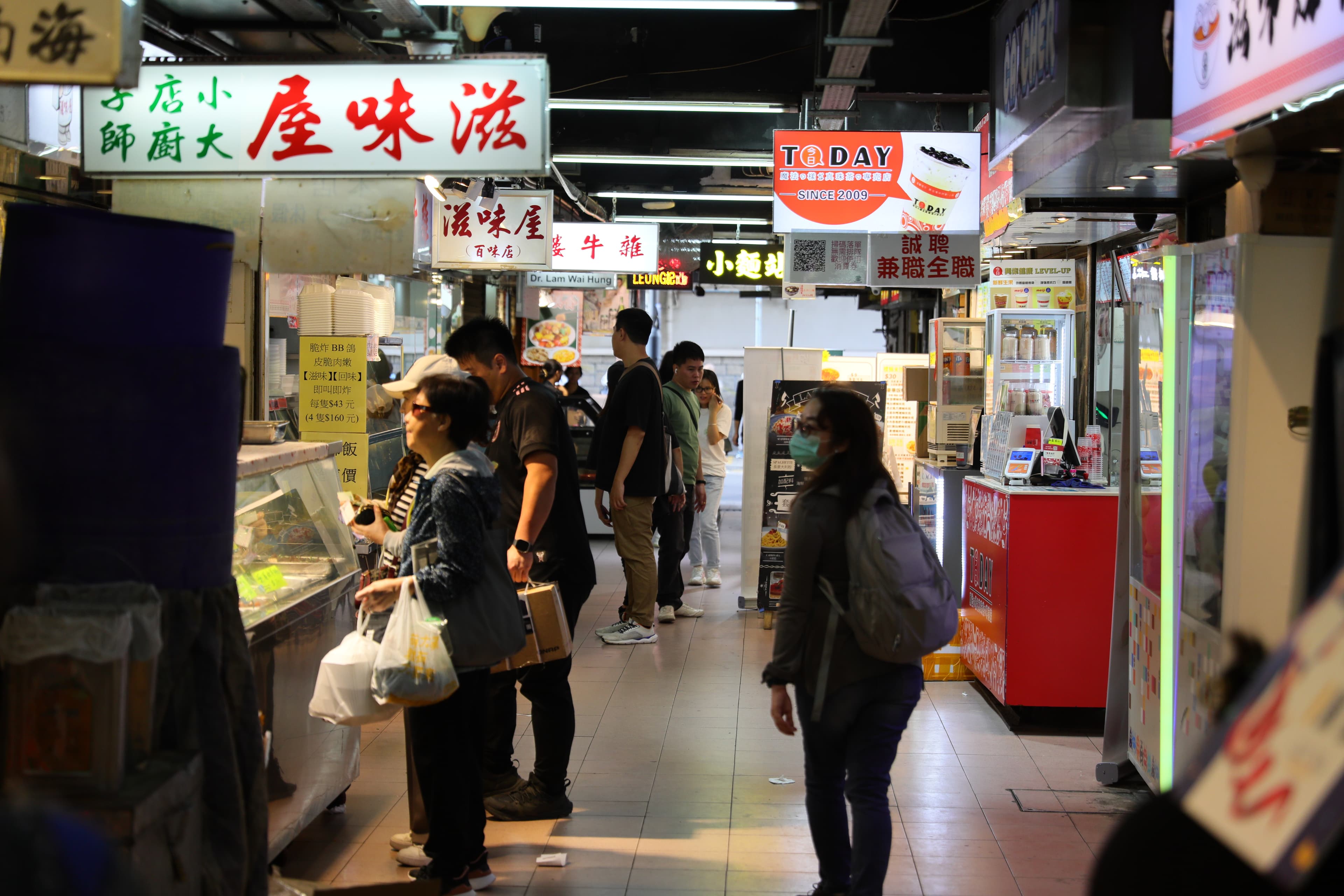 太安樓一樓商場的店家非常密集,部分設有座位區,可以內用。