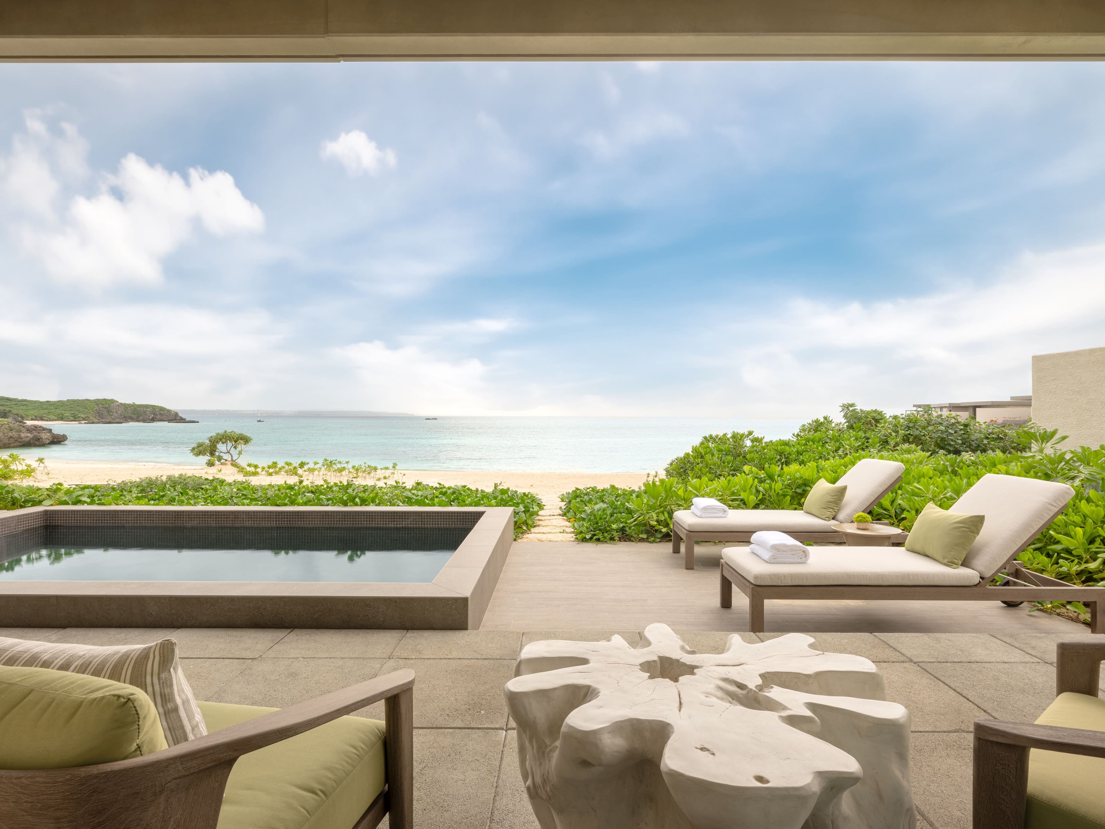 「Beachfront Villa」室內外景觀無縫銜接,走出房門就是細白沙灘與碧藍大海。(Rosewood Miyakojima提供)