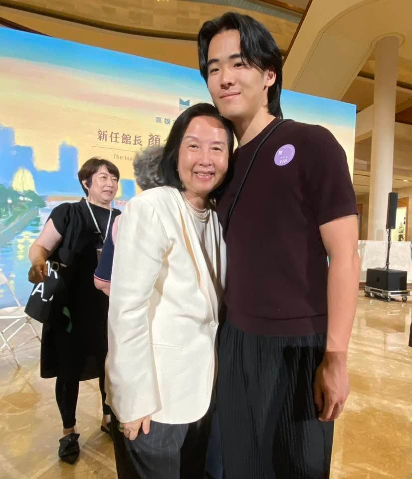 從徐莉玲的社群分享中,可見她和二兒子林佳翰的關係緊密。(翻攝自徐莉玲臉書)