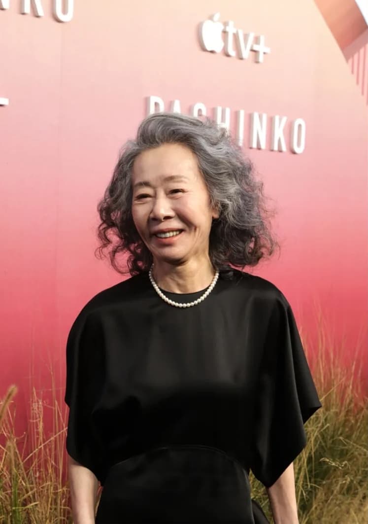 重拍版邀請到尹汝貞演出原版郎雄的權威父親角色,但新版則化身男主角的祖母。(Apple TV+提供)