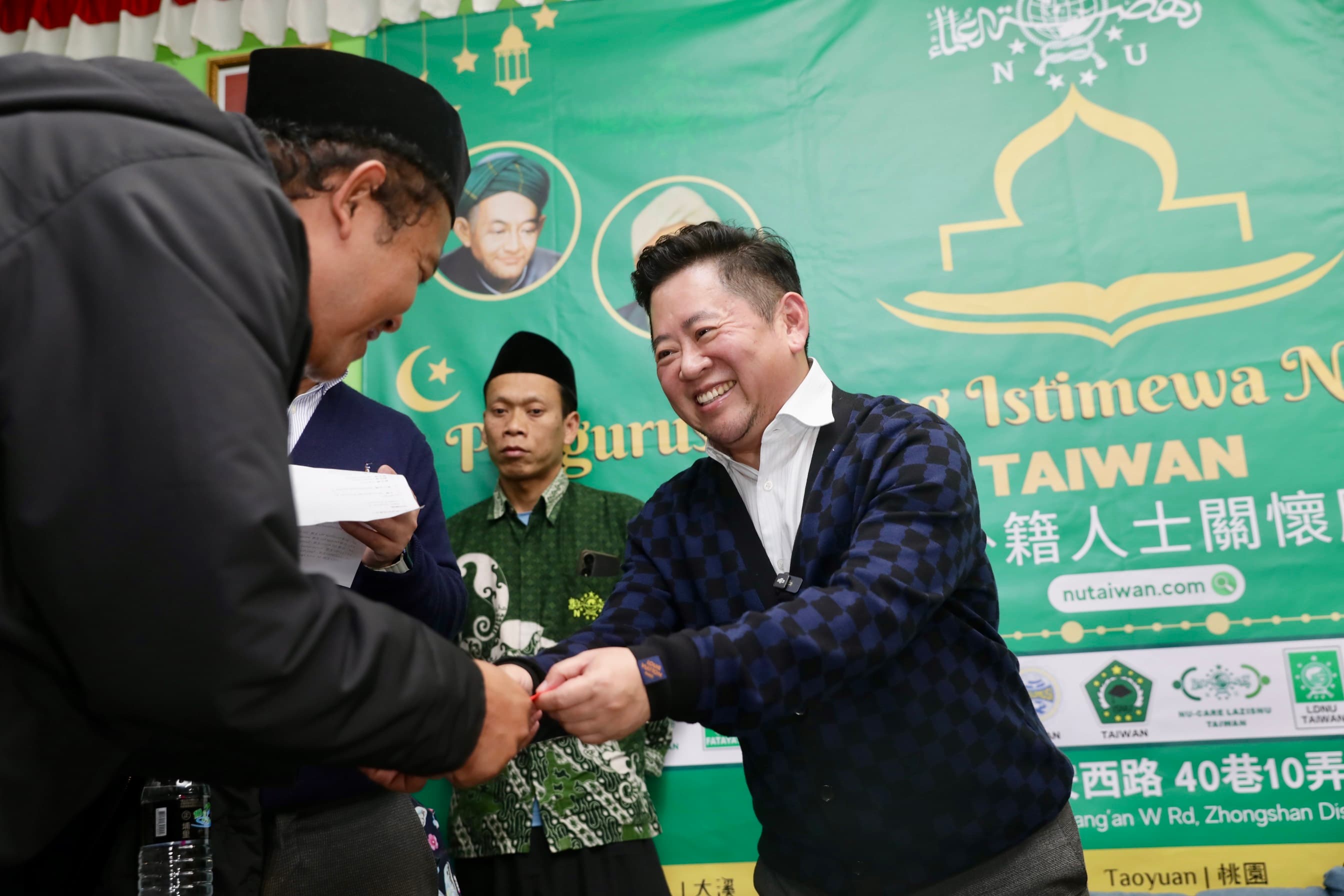 石原智博親手致贈印尼移工紅包,感謝他們一年來為台灣的付出。(攝影組)