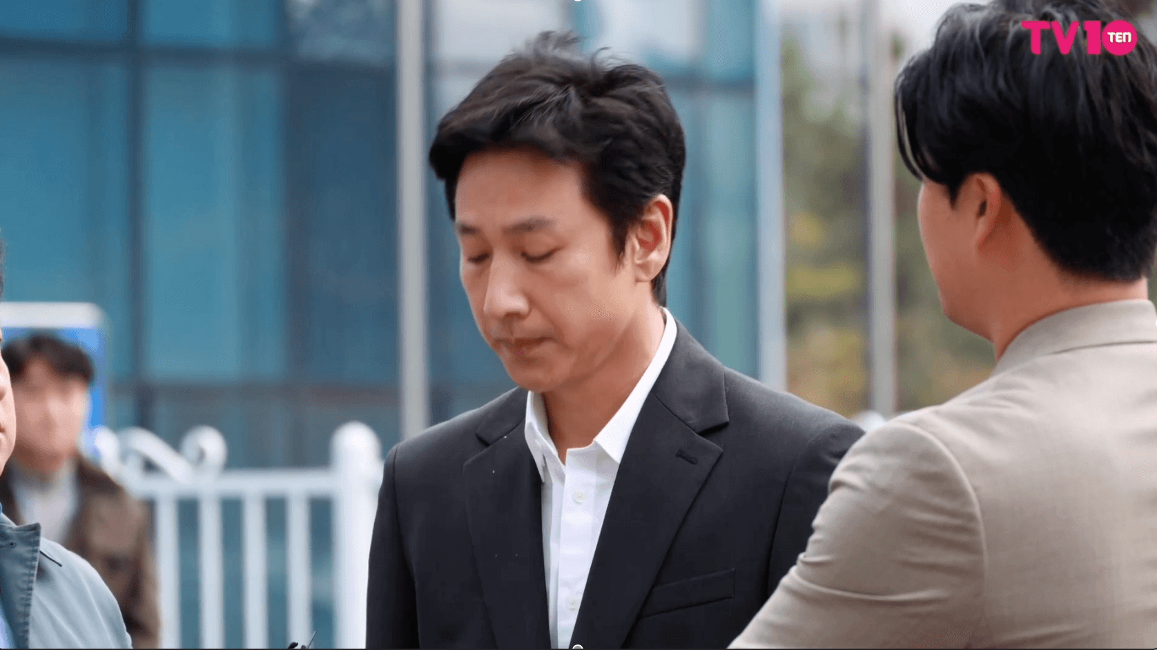 李善均五次鞠躬,對於提問僅回答「照實以告」。 (截圖自TV10 YT)