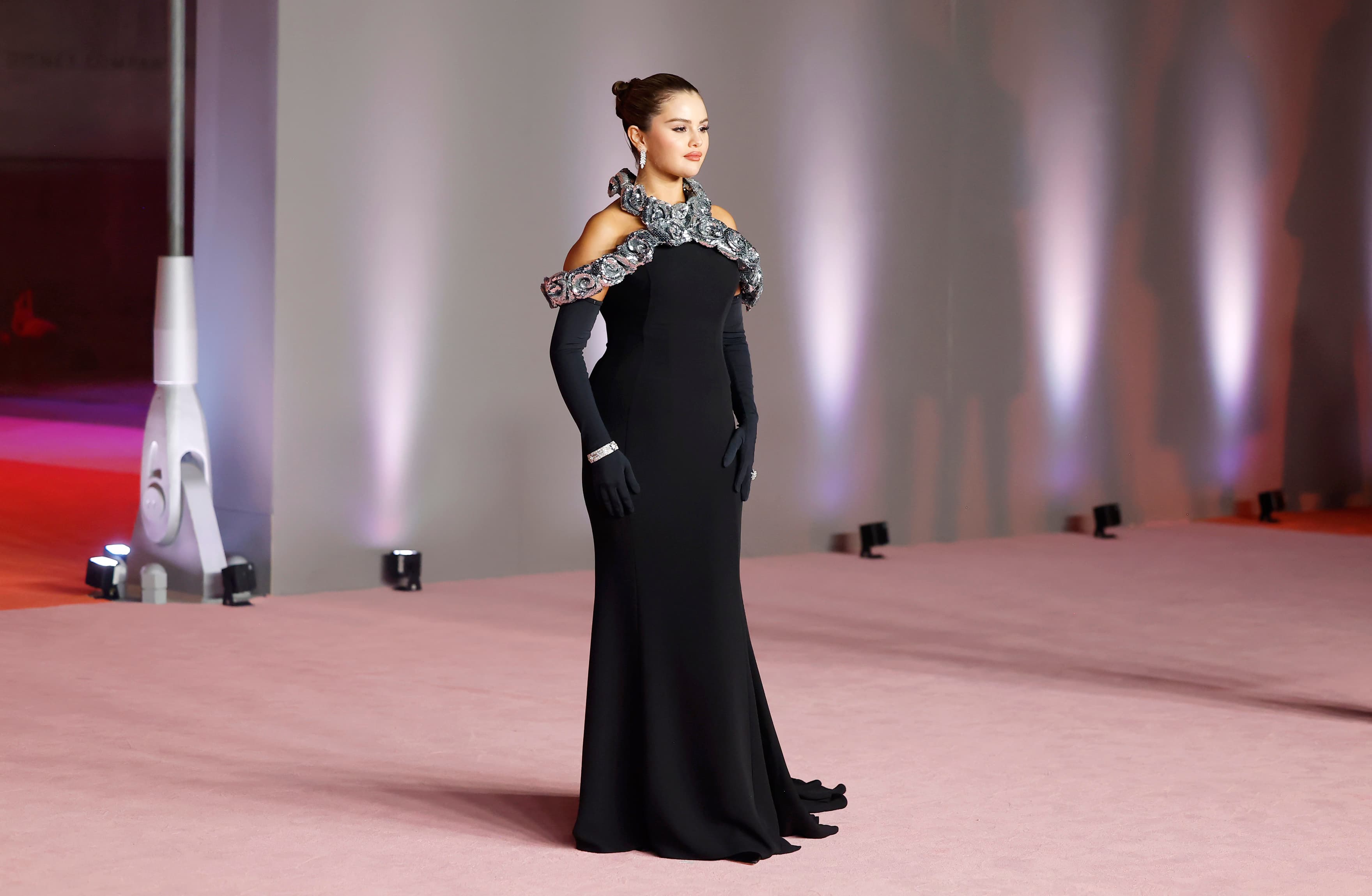 席琳娜戈梅茲,身穿Valentino華麗黑色晚禮服。(Emma McIntyre攝/Getty Images for Academy Museum of Motion Pictures)