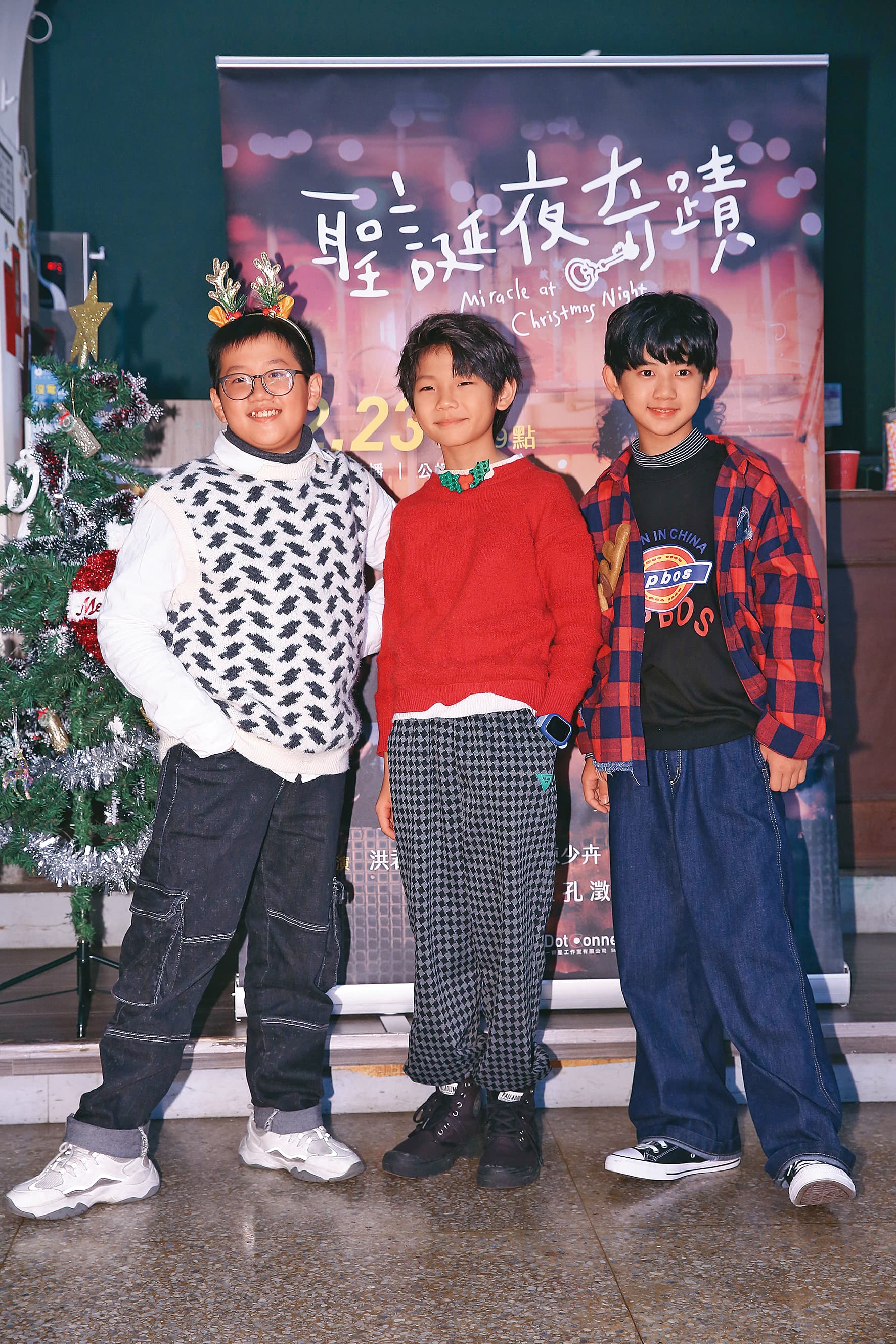 3年前洪君昊(中)從海選脫穎而出,與鄭淳允(左)、陳少卉(右)主演公視台語電視電影《聖誕夜奇蹟》。