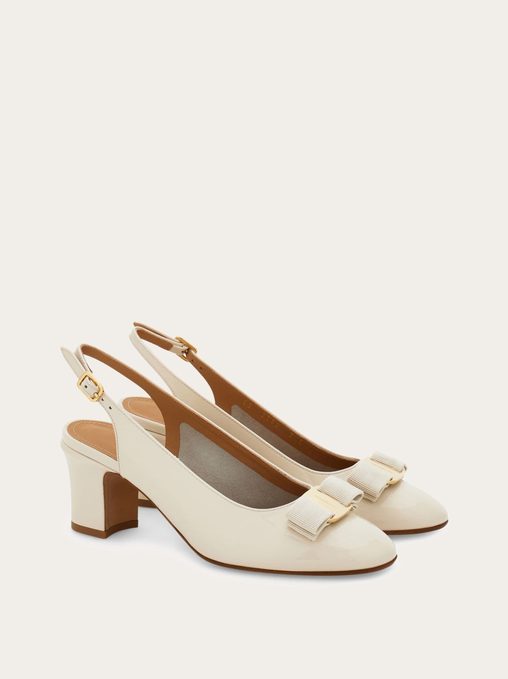 Vara蝴蝶結露跟高跟鞋。（FERRAGAMO提供）
