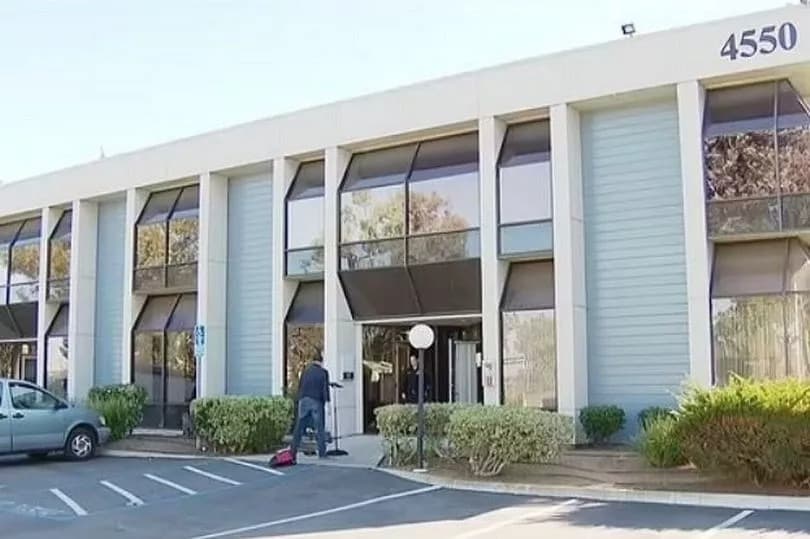 這間「海洋SPA」藏身於這棟商業大樓內。(翻自《每日星報》)