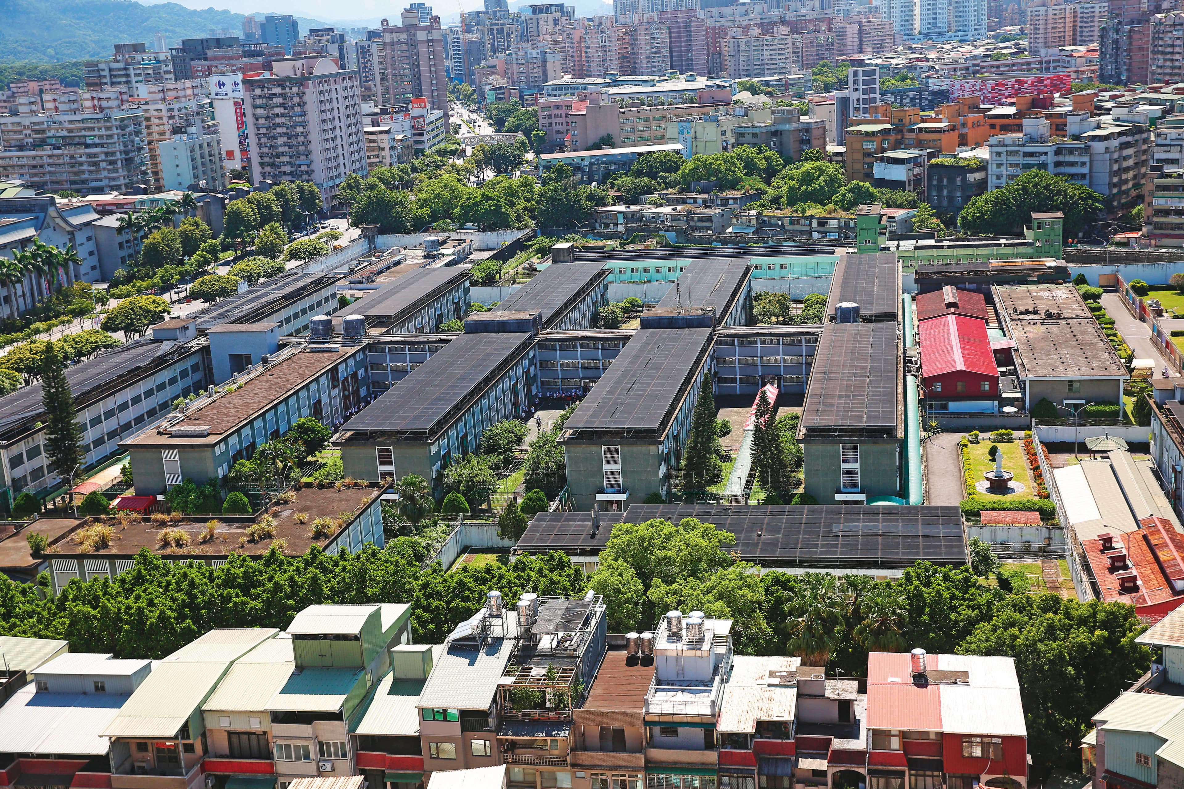 柯文哲涉貪被羈押在台北看守所,遭網友諷刺「一日雙城,京華城到土城」。