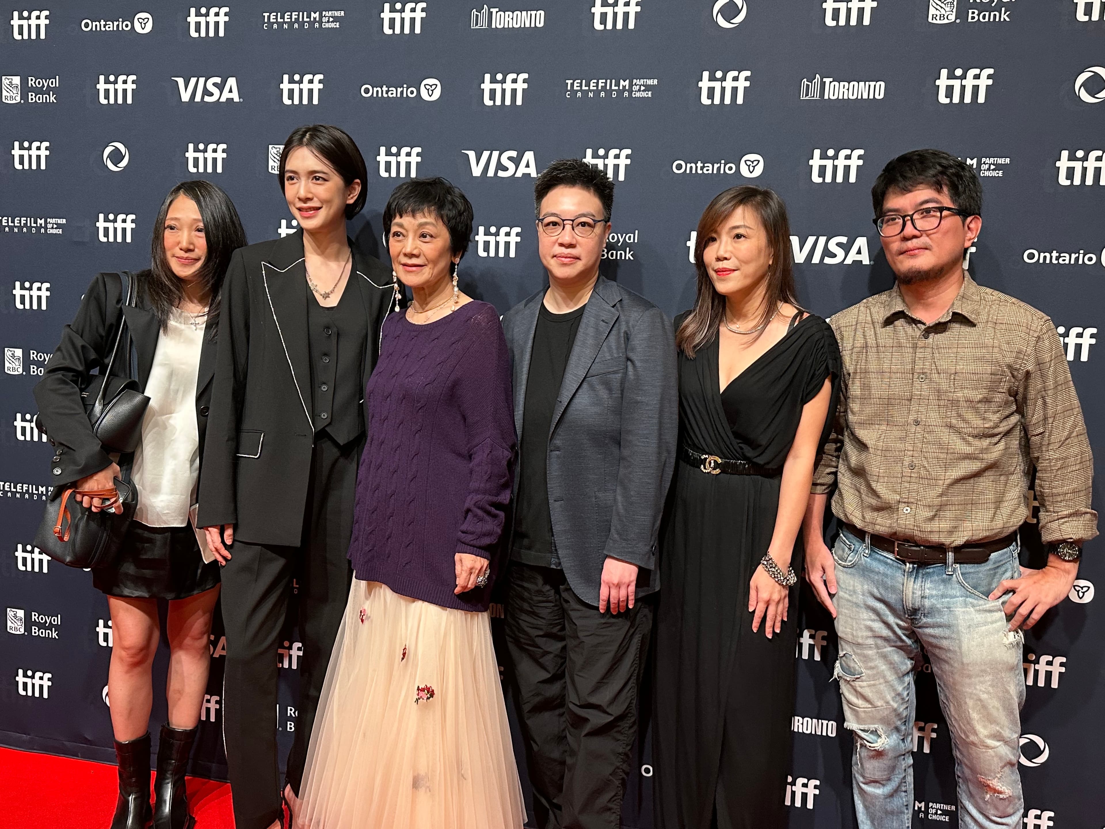 聯合監製方瑄(左起)、演員劉奕兒、張艾嘉、編導黃熙、出品人劉芳君、東昊影業負責人張全琛聯袂出席多倫多影展。(東昊影業提供)