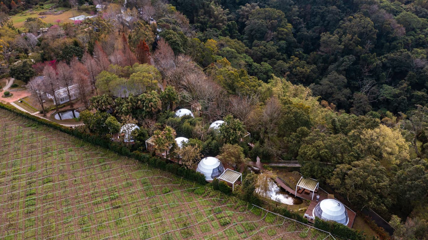 山野森活位於苗栗卓蘭的西坪台地,8間球形帳篷如珍珠般點綴山野間。