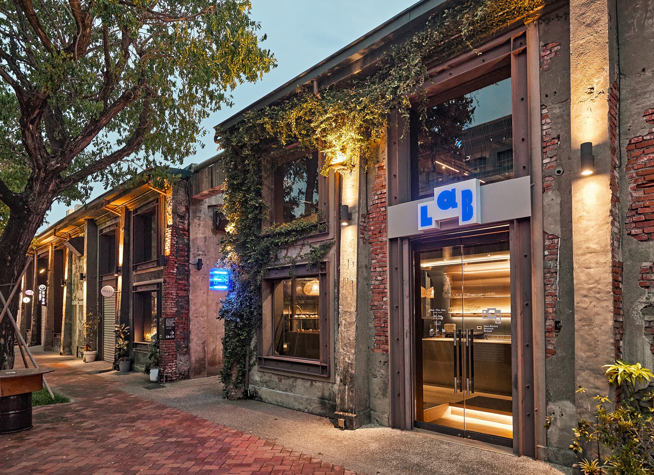 LAB PIER2座落高雄駁二大義倉庫群,在享受完藝文氣息與海風後,不妨走進這間餐酒館,品嘗一頓零地雷料理。(LAB PIER2提供)