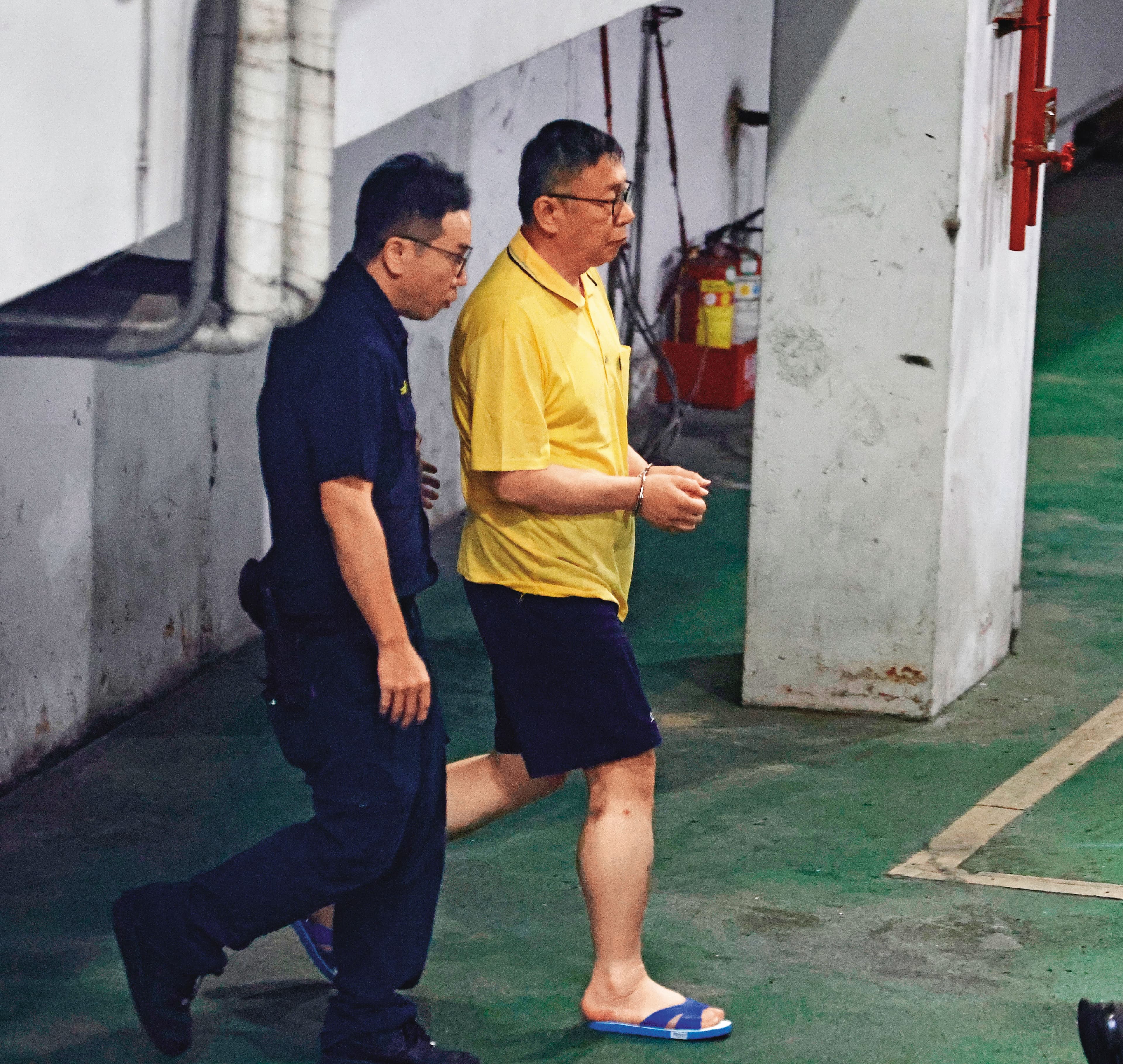 柯文哲(右)因涉入京華城弊案,成為第一個被羈押禁見的主要在野黨主席。