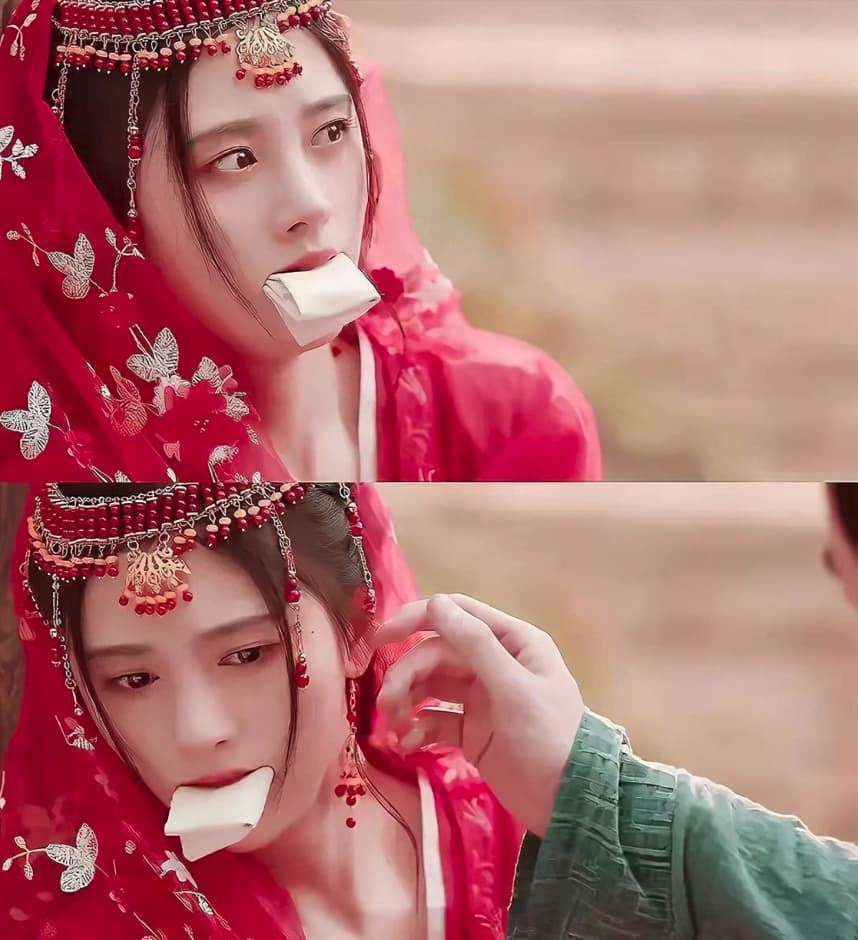 陸劇《如意芳霏》中鞠婧禕遭綁架,但她嘴裡塞的布條被嘲像化妝棉,妝容也完美一絲不苟完全不像被綁。(微博圖片)