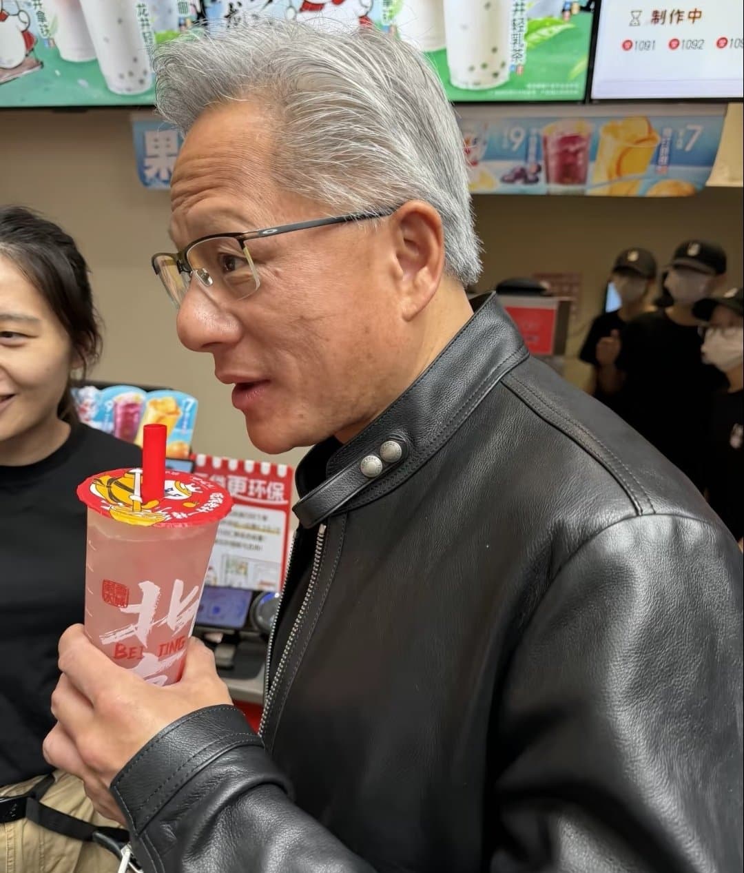 被味道「嚇到」的黃仁勳，之後趕緊改喝中國連鎖手搖飲蜜雪冰城的「蜜桃四季春」解膩。（翻攝自@CryptoDoggyCN X）