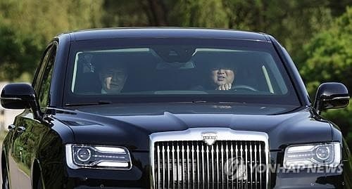 後來換手金正恩開車。(翻自《韓聯社》)