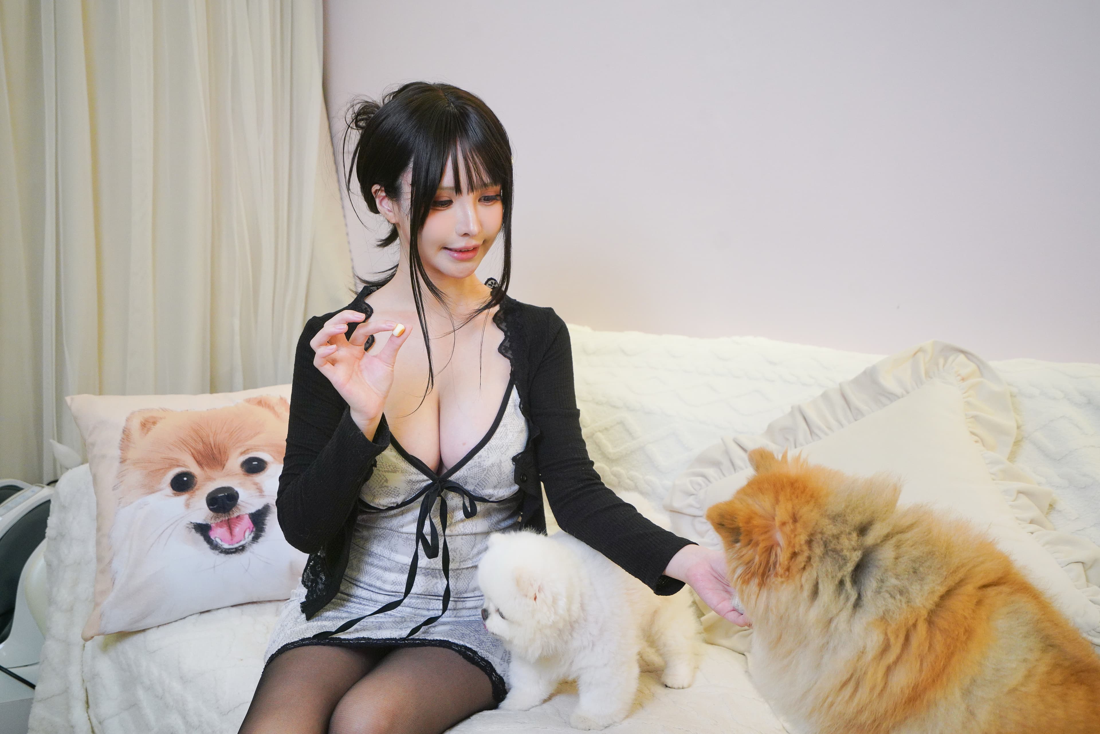 由於魔理花時常在社群上提到愛犬米迷（左）、勞倫斯（右），牠們的大小事，也廣為粉絲熟知。