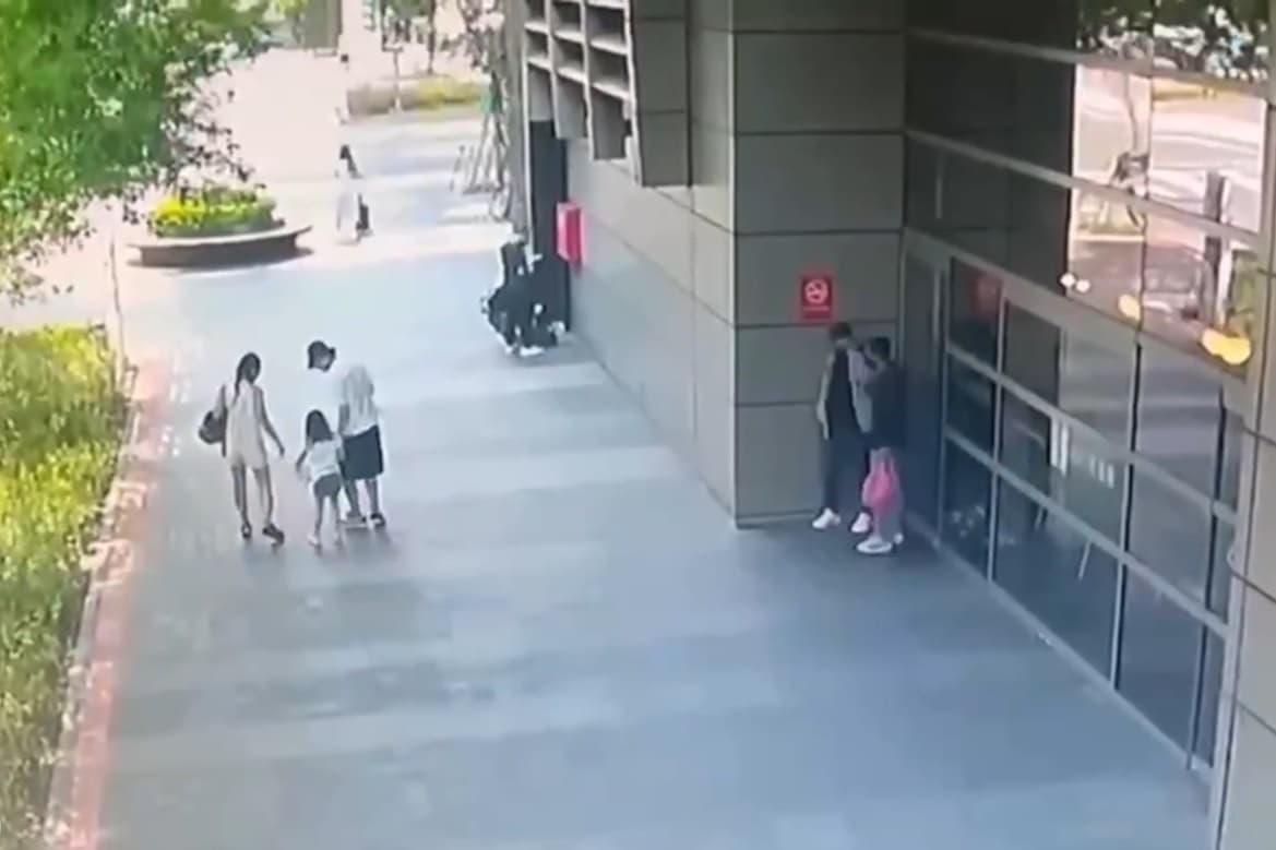 虛擬幣買家林男及謝姓幣商相約松山車站交易。（翻攝畫面）