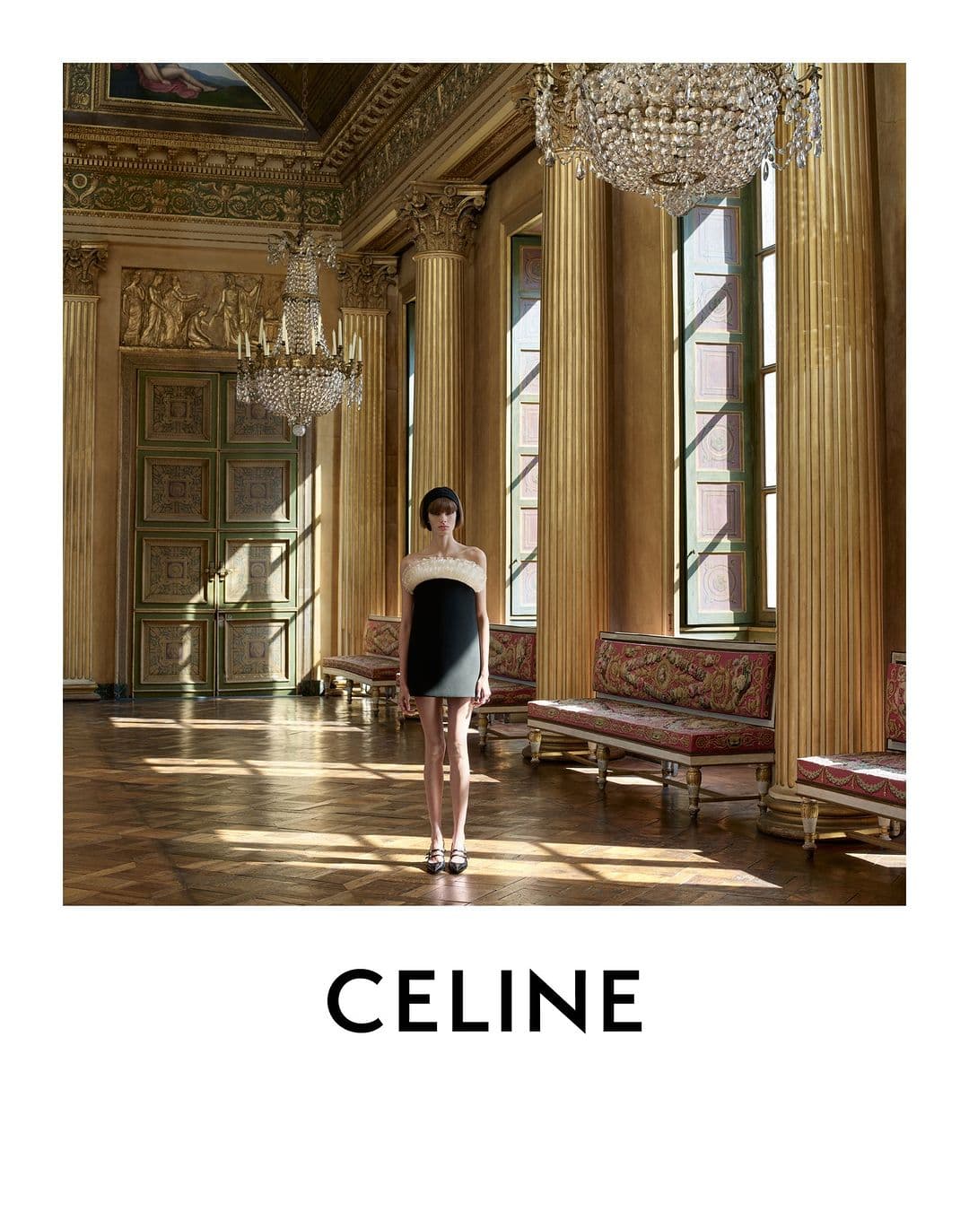 UN ÉTÉ FRANÇAIS系列的CELINE青春女孩,額間的短瀏海、長或短鮑伯髮型,再戴上黑色絲綢針織髮帶,完整了60年代復古別緻的造型。(翻攝自CELINE IG)
